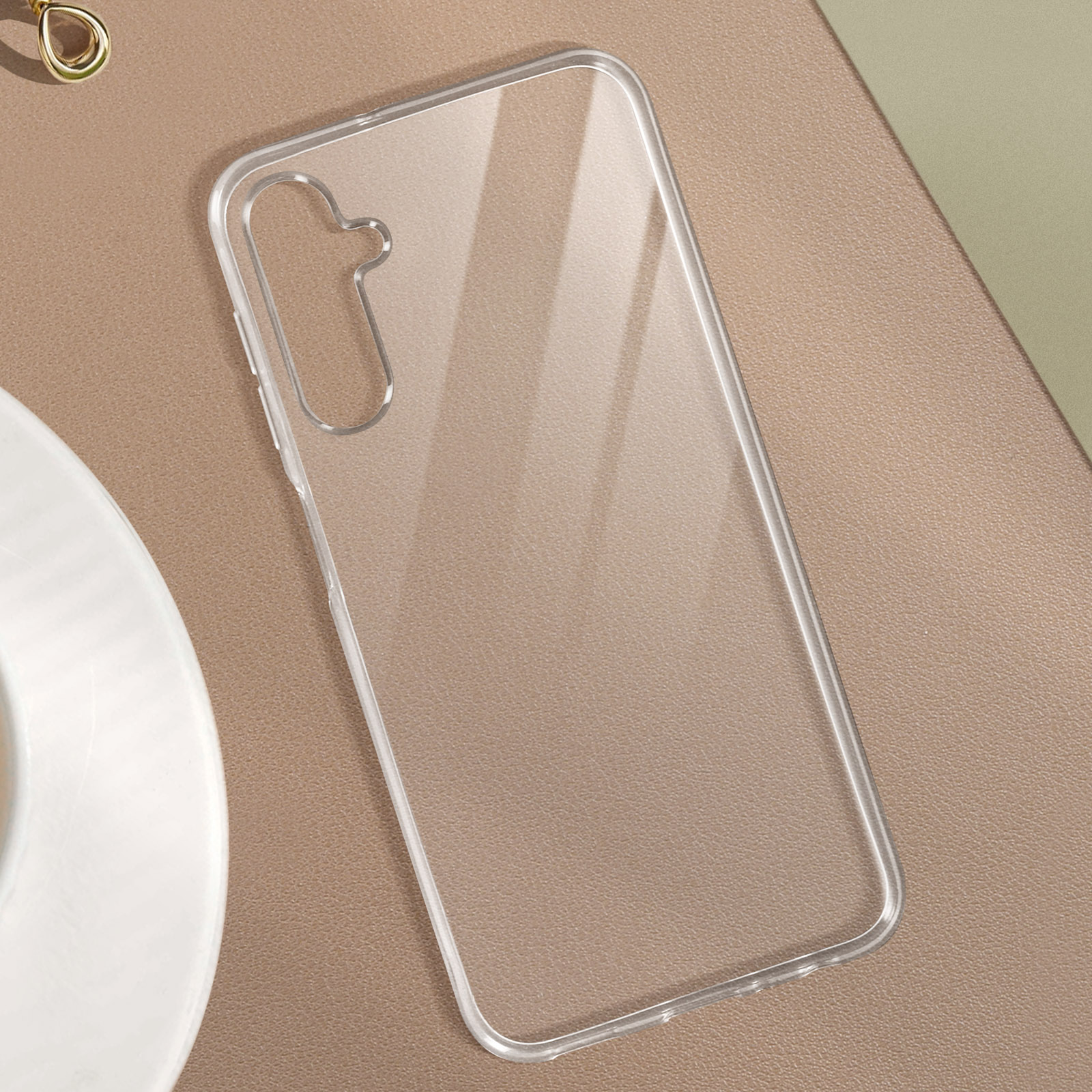 Una custodia trasparente per telefono su un tavolo, che mostra l'intaglio della fotocamera.