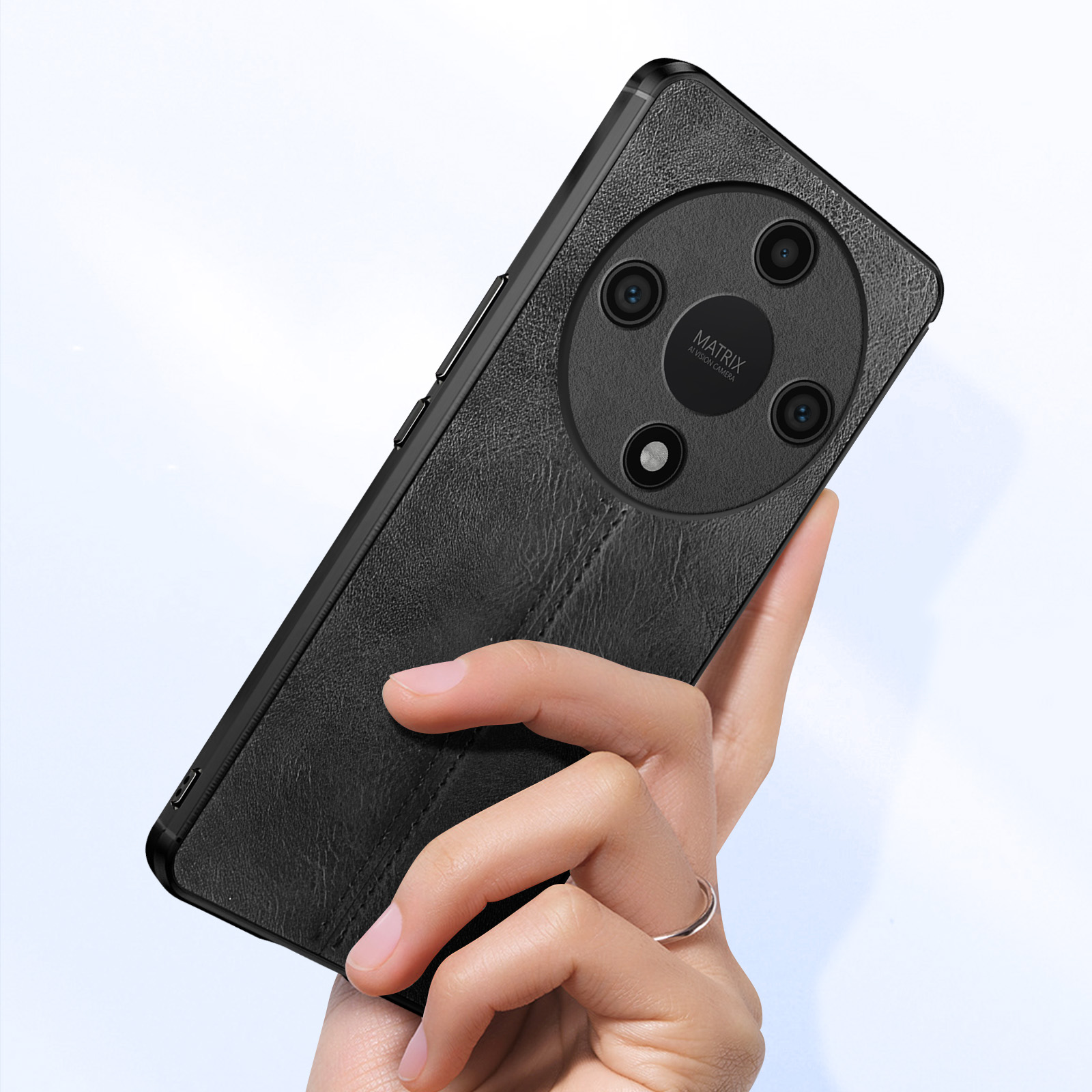 Mano che tiene una custodia per telefono in pelle nera con un modulo fotocamera multi-lente.