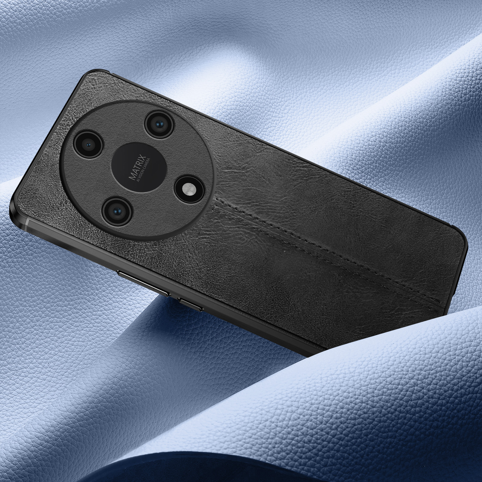 Una custodia nera per telefono su una superficie blu. La custodia ha una texture in pelle con tripla fotocamera.