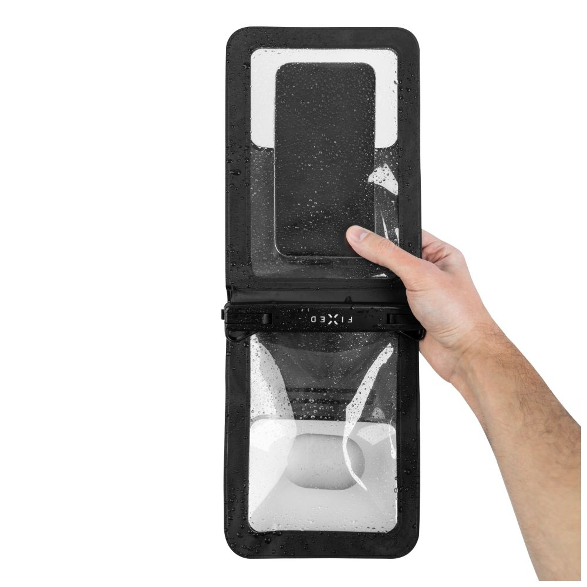 Eine Hand, die eine schwarze wasserdichte Handyhülle mit einem Telefon darin hält, vor weißem Hintergrund.