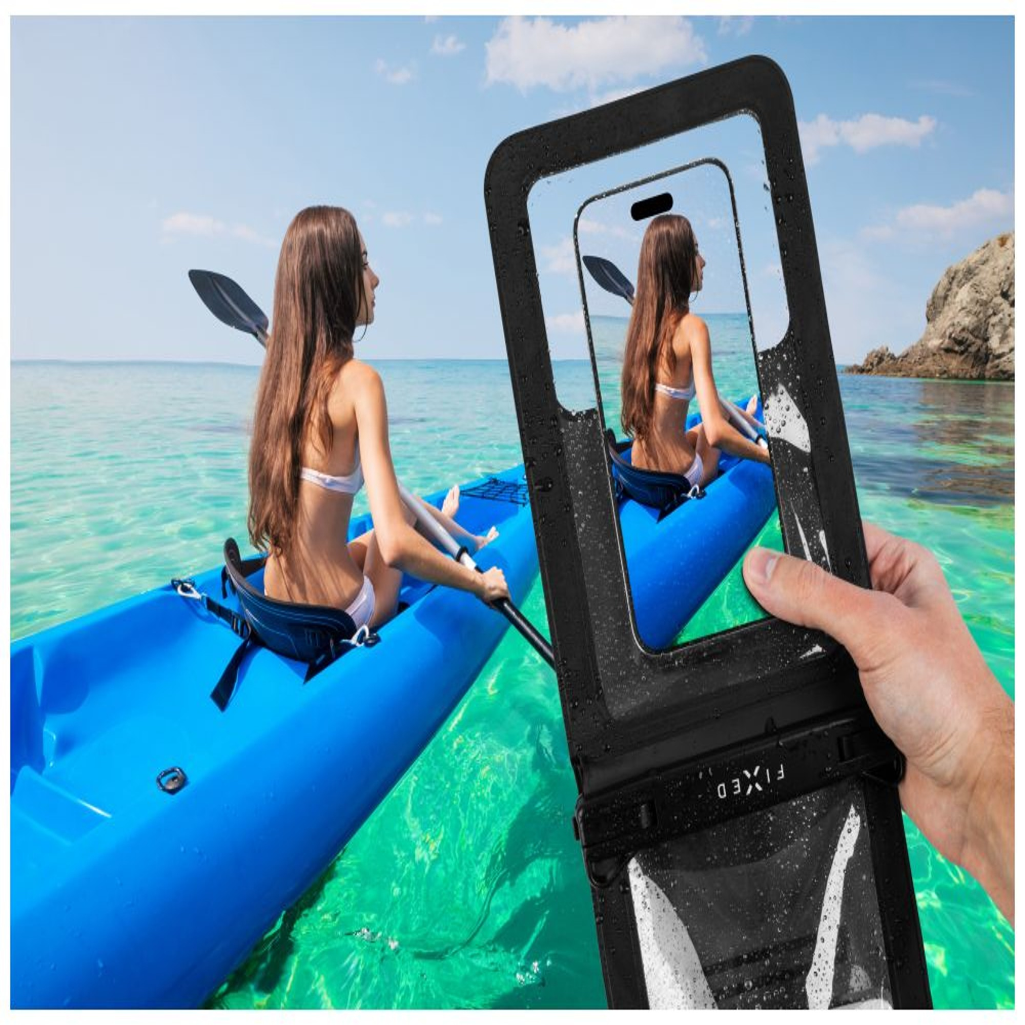 Zwei Frauen beim Kajakfahren auf blauem Meer. Eine wasserdichte Handyhülle wird vorgehalten.