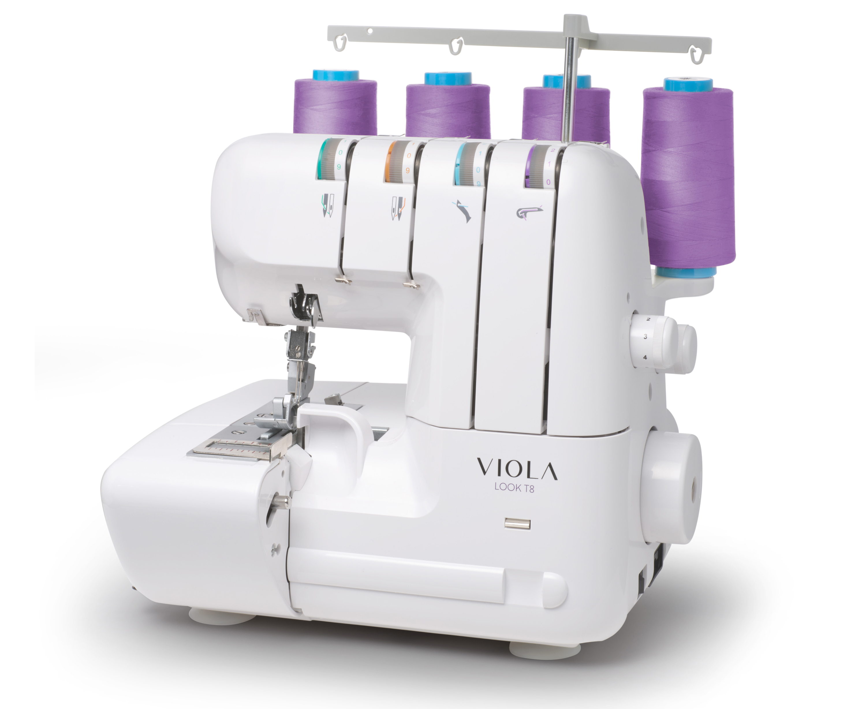 Una máquina de coser blanca con carretes de hilo morado. Etiquetada VIOLA LOOK T8.