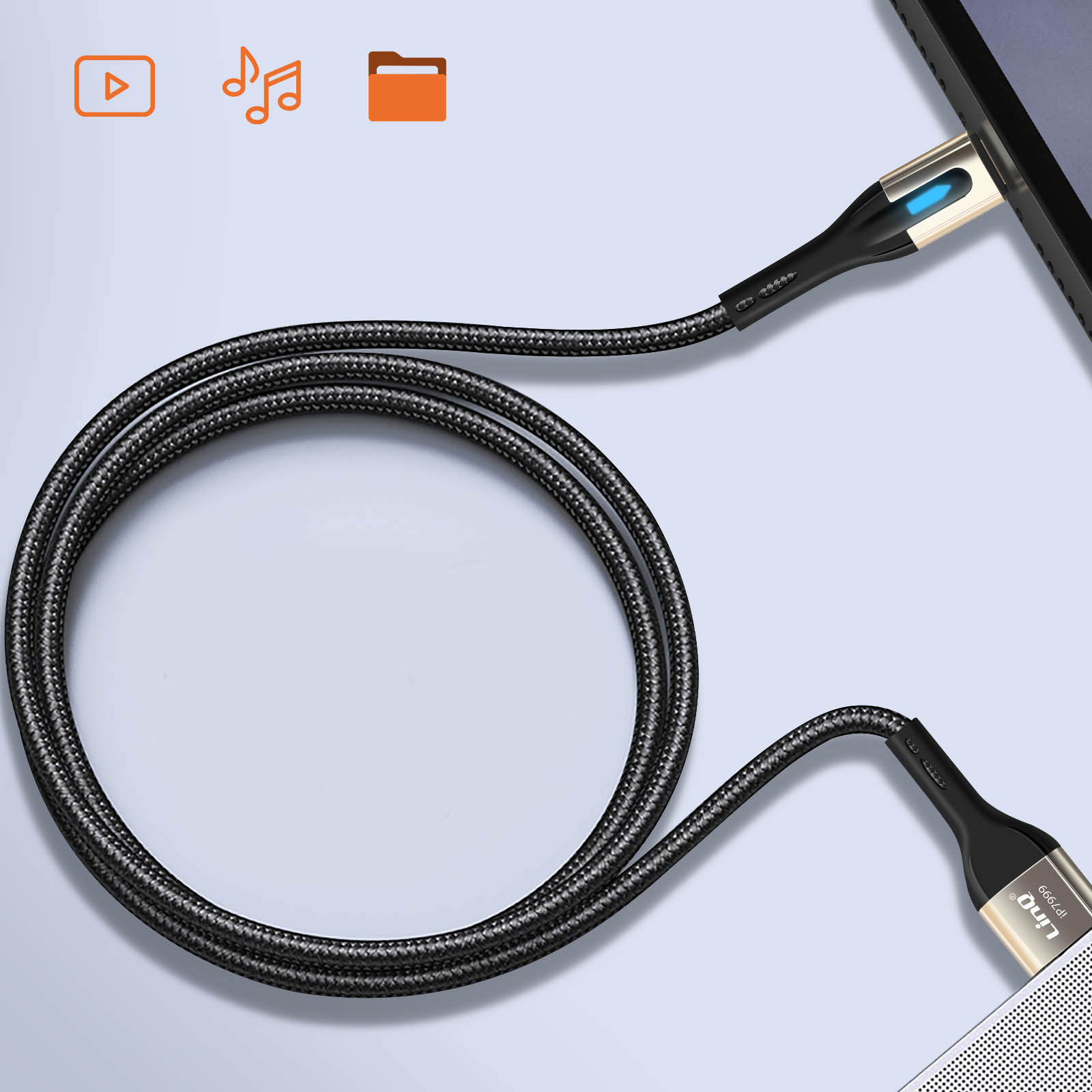 Un câble de chargement noir et doré. Le câble est connecté à un téléphone et à un ordinateur portable.