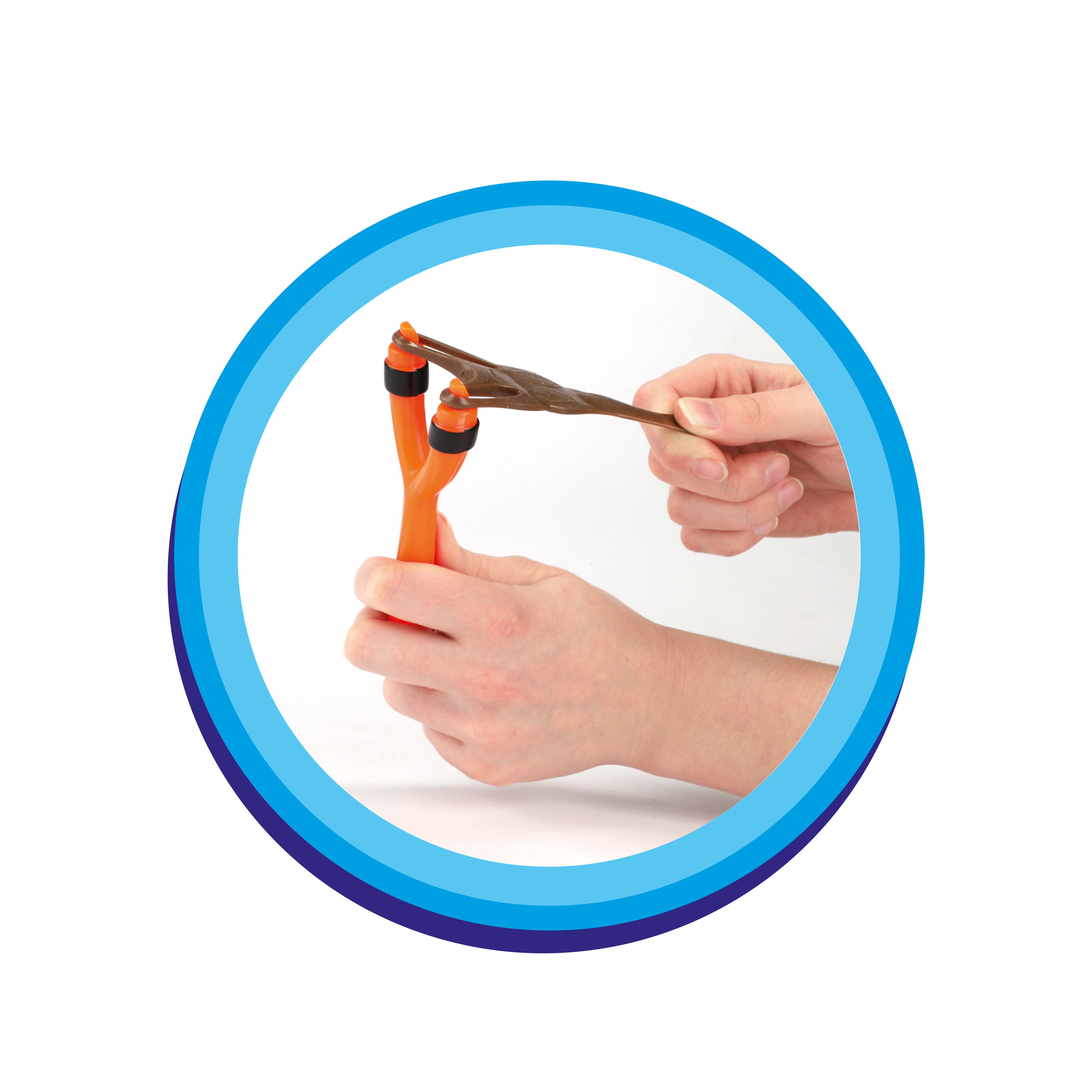 Hand hält eine orangefarbene Schleuder mit einem schwarzen Gummiband, in einem blauen kreisförmigen Rahmen.