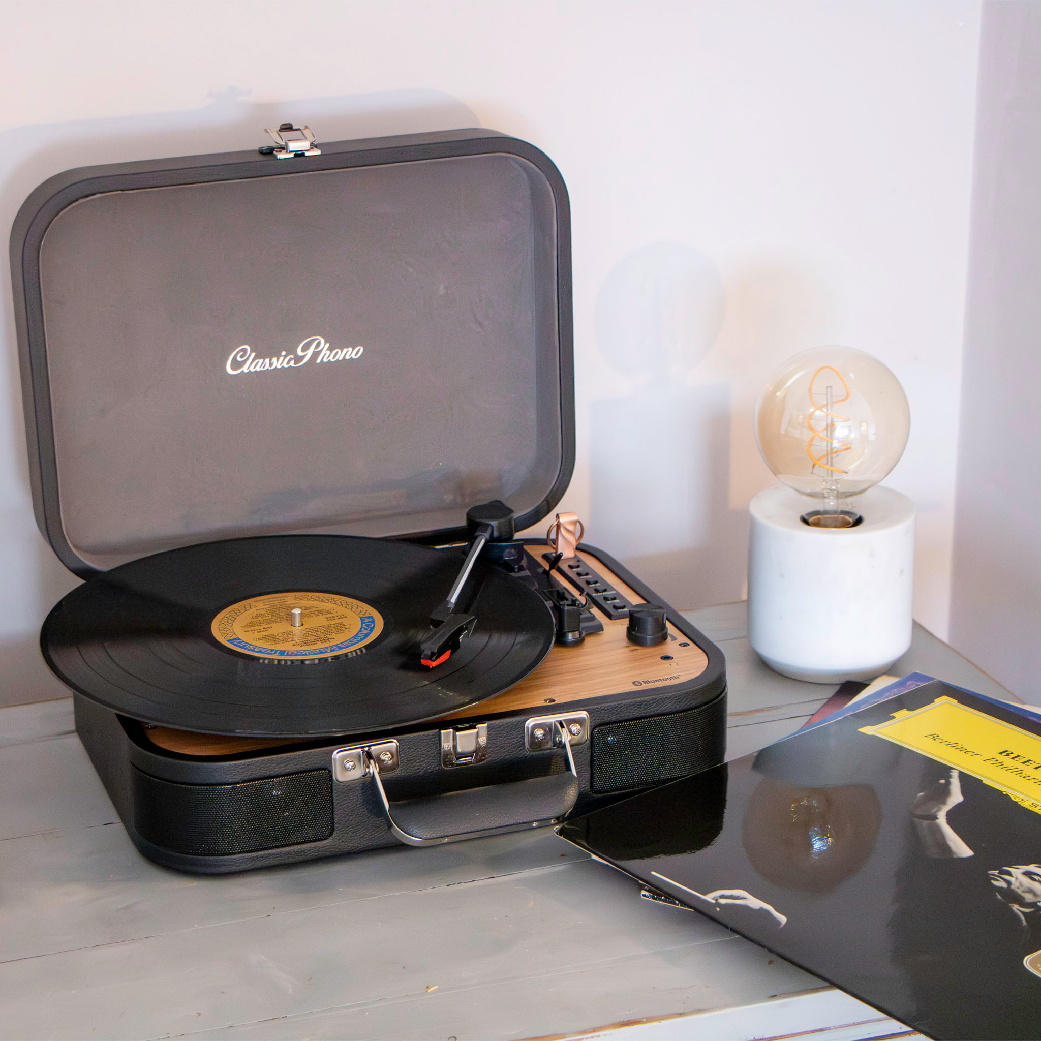 Odtwarzacz płyt z płytą winylową i lampą.