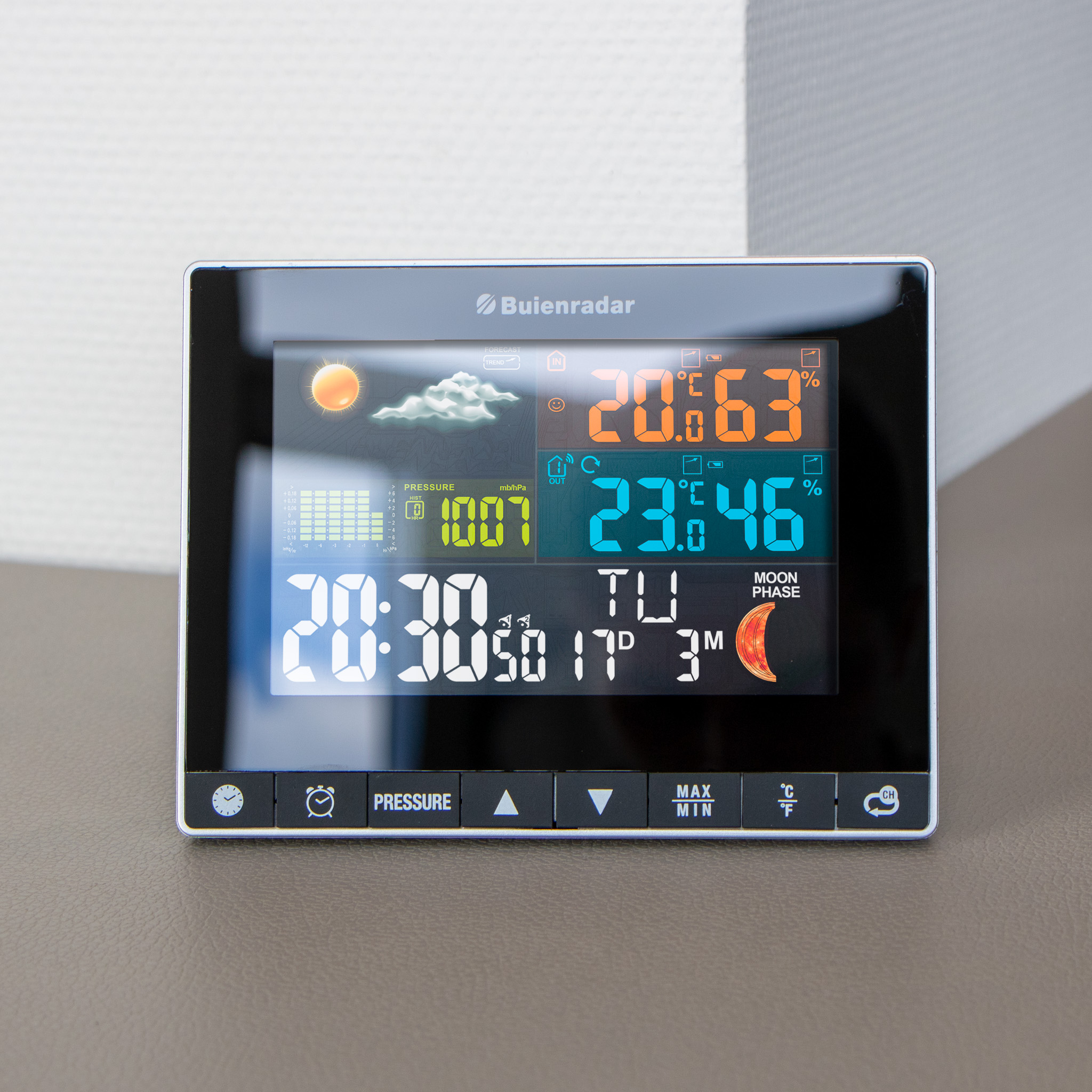 Digitale Wetterstation mit Anzeige von Zeit, Datum, Temperatur und Wettervorhersage.
