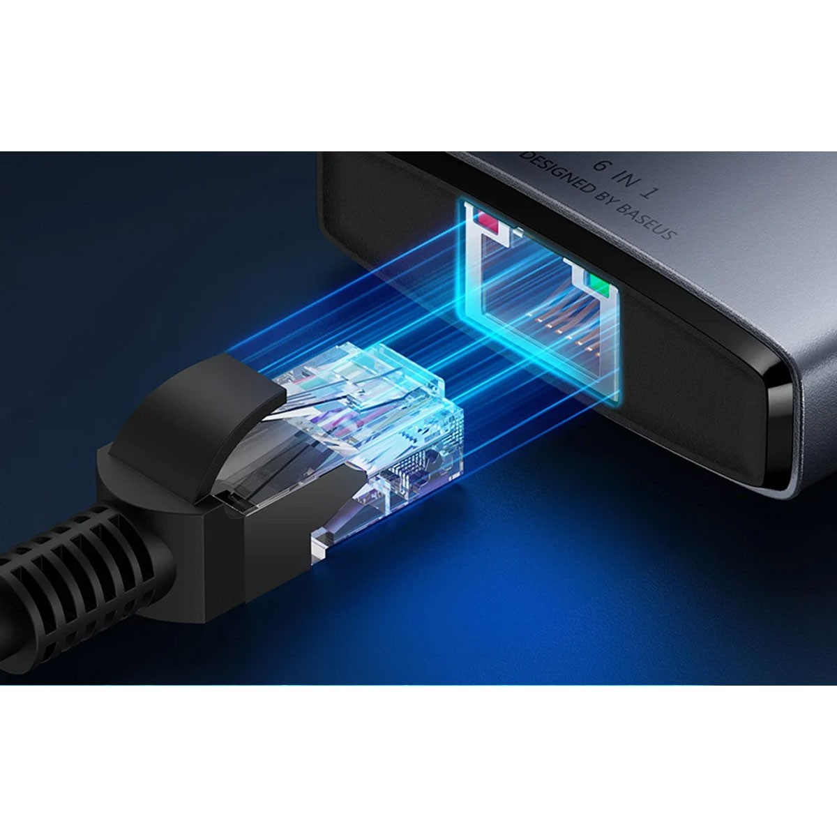 Nahaufnahme eines schwarzen USB-C-zu-Ethernet-Adapters. Blaues Licht zeigt die Datenübertragung.