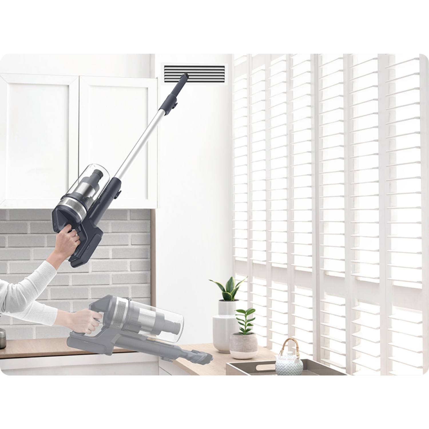 Osoba używająca odkurzacza, z drugim obrazem pokazującym odłączony odkurzacz.