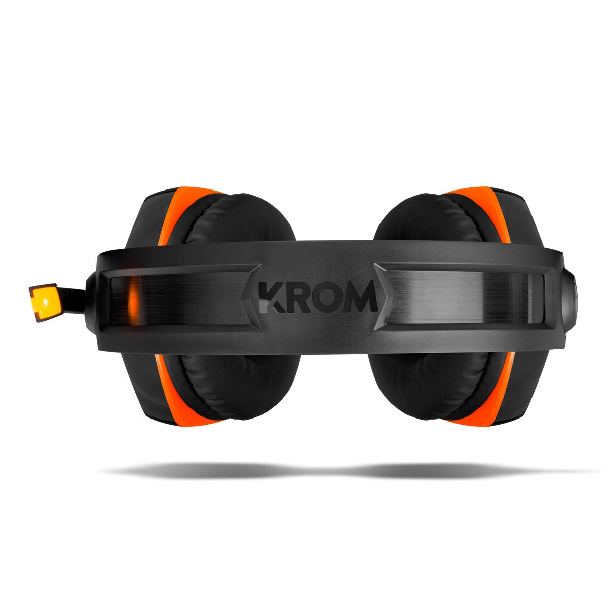 Auriculares gaming negros y naranjas con la palabra KROM en la diadema.