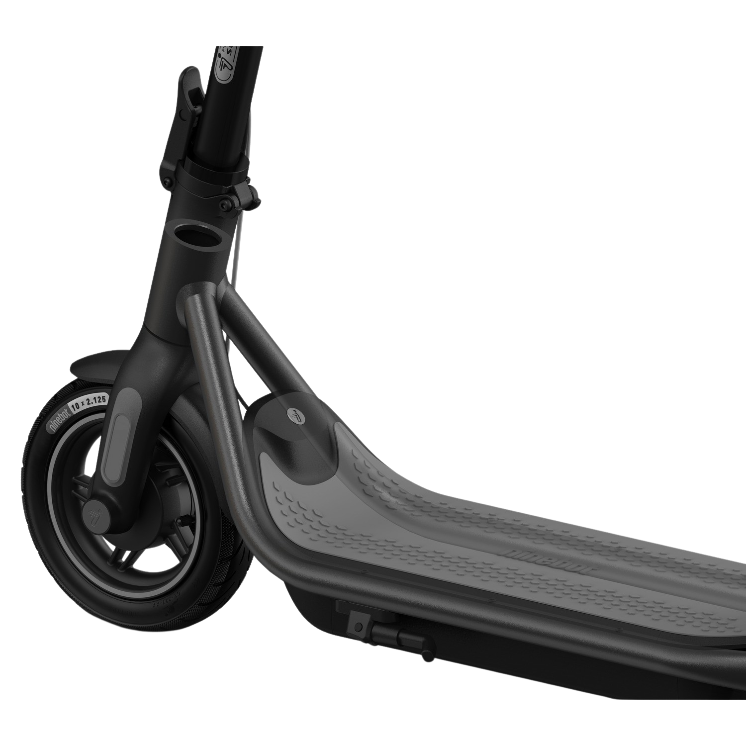 Zwarte elektrische scooter, voorwiel zichtbaar, op zwarte achtergrond. Het deck van de scooter is zichtbaar.