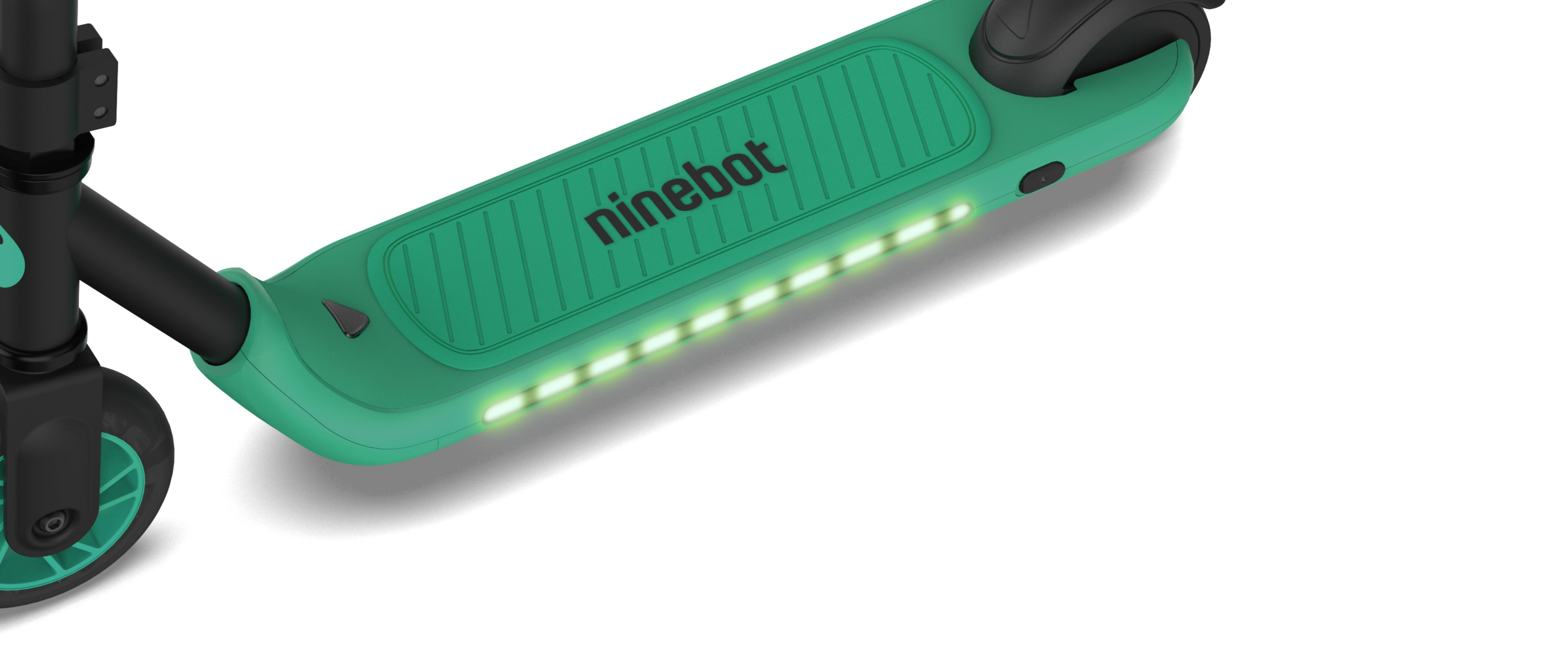 Ein tealfarbener Elektroroller mit schwarzem Stiel und grünem Trittbrett.