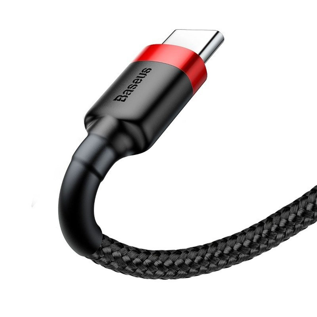 Zbliżenie czarnego kabla USB-C z czerwonym akcentem. Kabel jest pleciony, a złącze ma markę Baseus.