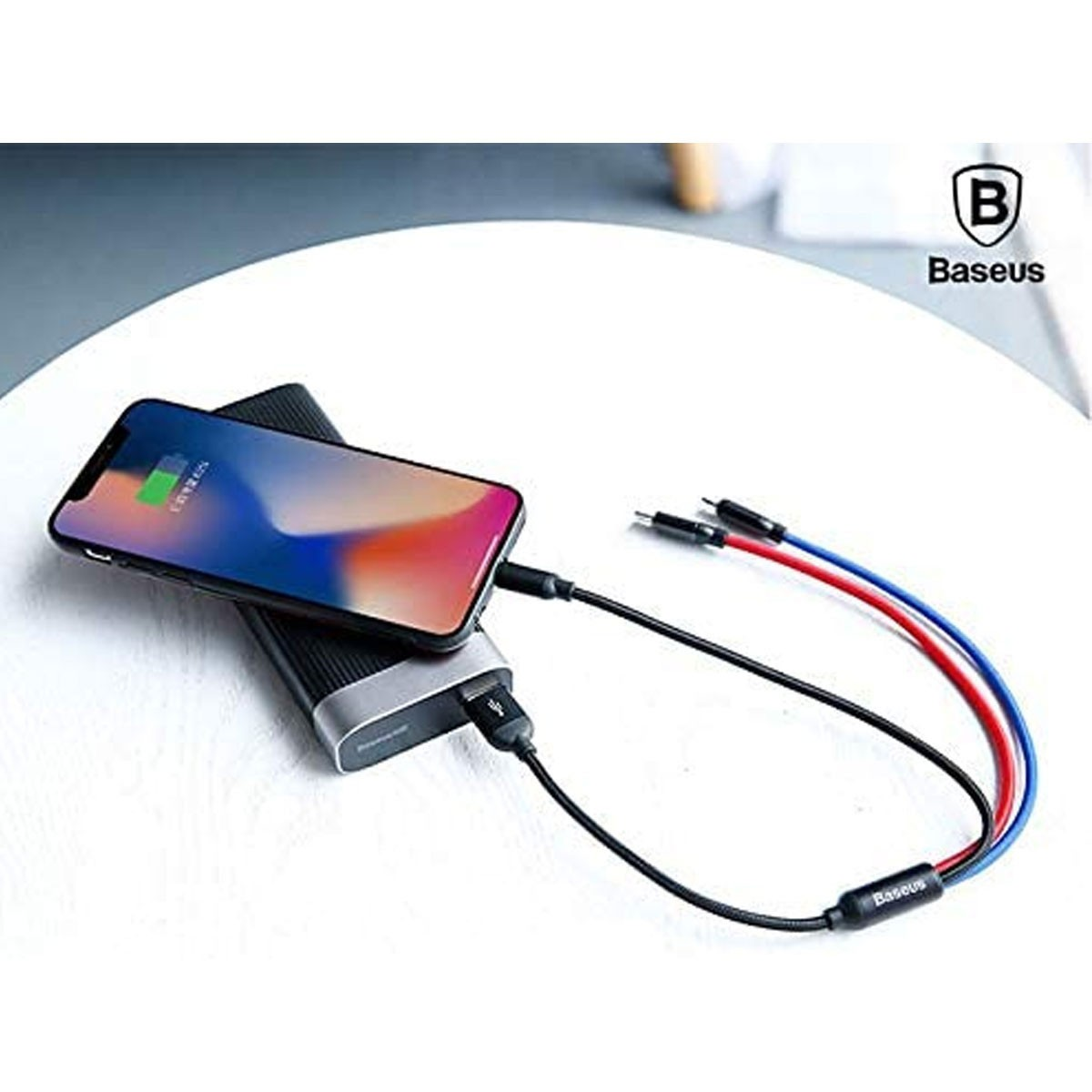 Telefon ładujący się na power banku. Czarny kabel USB jest podłączony do telefonu. Marka Baseus.