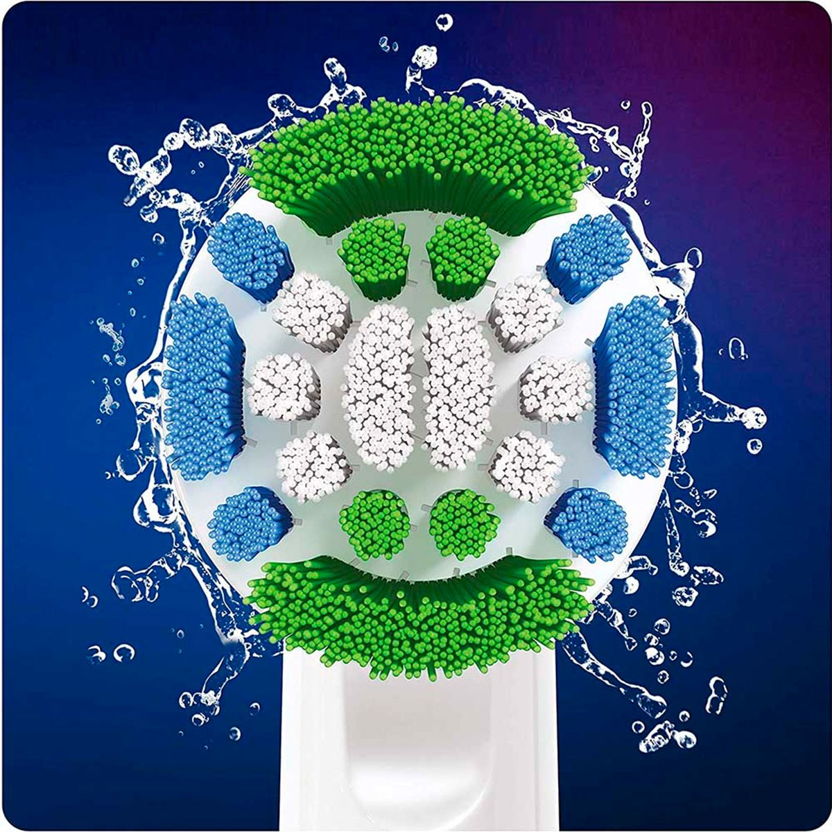 Zbliżenie główki szczoteczki do zębów z kolorowym włosiem.