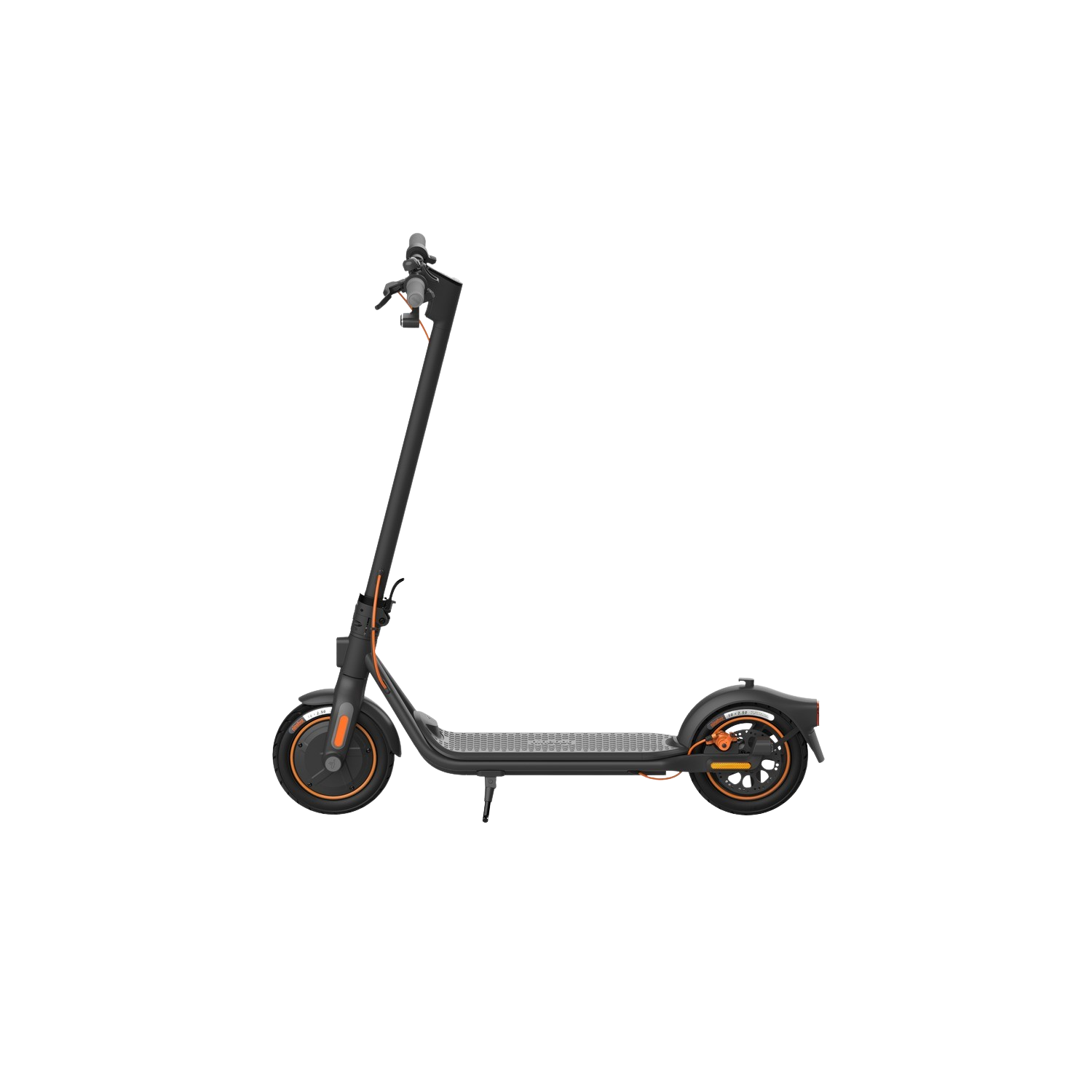 Zwarte elektrische scooter met oranje accenten op zwarte achtergrond. Heeft een lange steel en twee wielen.