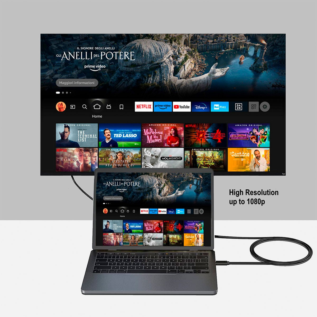 Un laptop che mostra un servizio di streaming, con una TV sullo sfondo che mostra lo stesso contenuto.