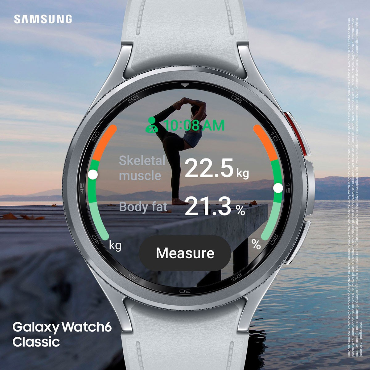 Smartwatch argentato che mostra metriche di salute: muscolo scheletrico, grasso corporeo e ora. Yoga sullo schermo.