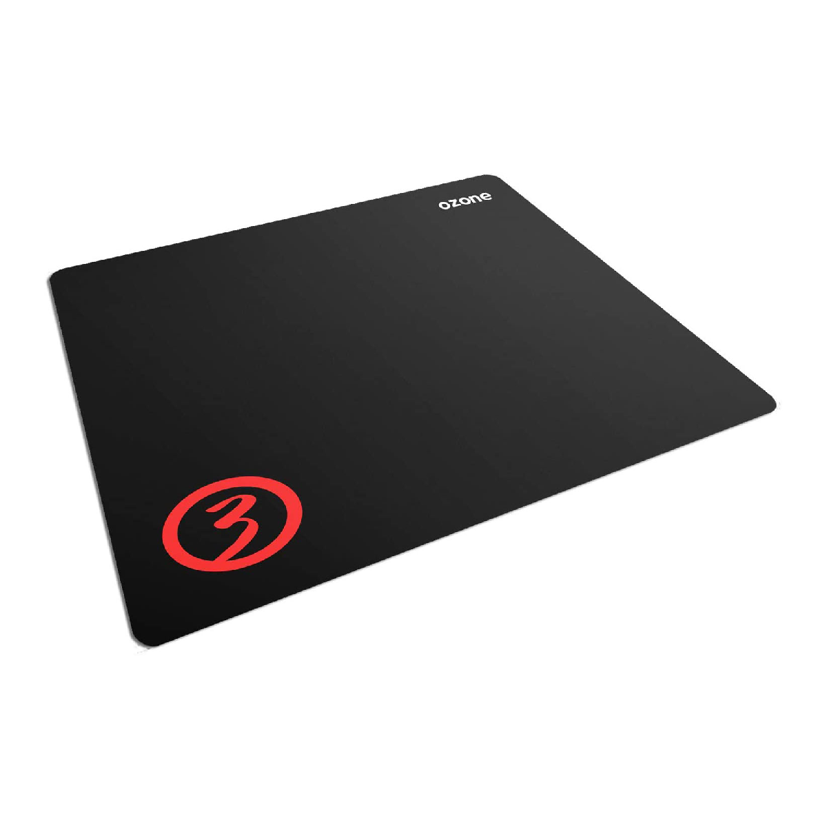 Een zwarte Ozone muismat met een rood logo.