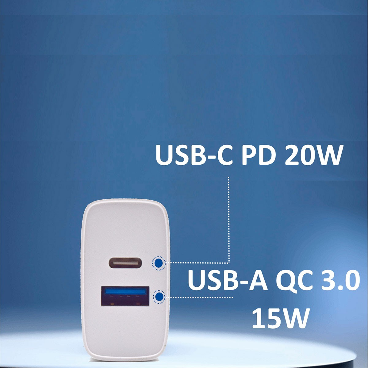 Caricabatterie bianco con porte USB-C PD 20W e USB-A QC 3.0 15W.