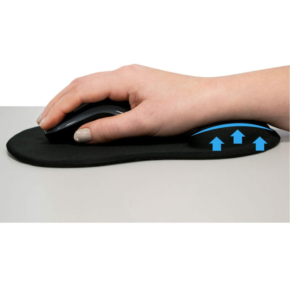 Mano usando un ratón inalámbrico negro sobre un reposamuñecas negro. El reposamuñecas tiene flechas azules.