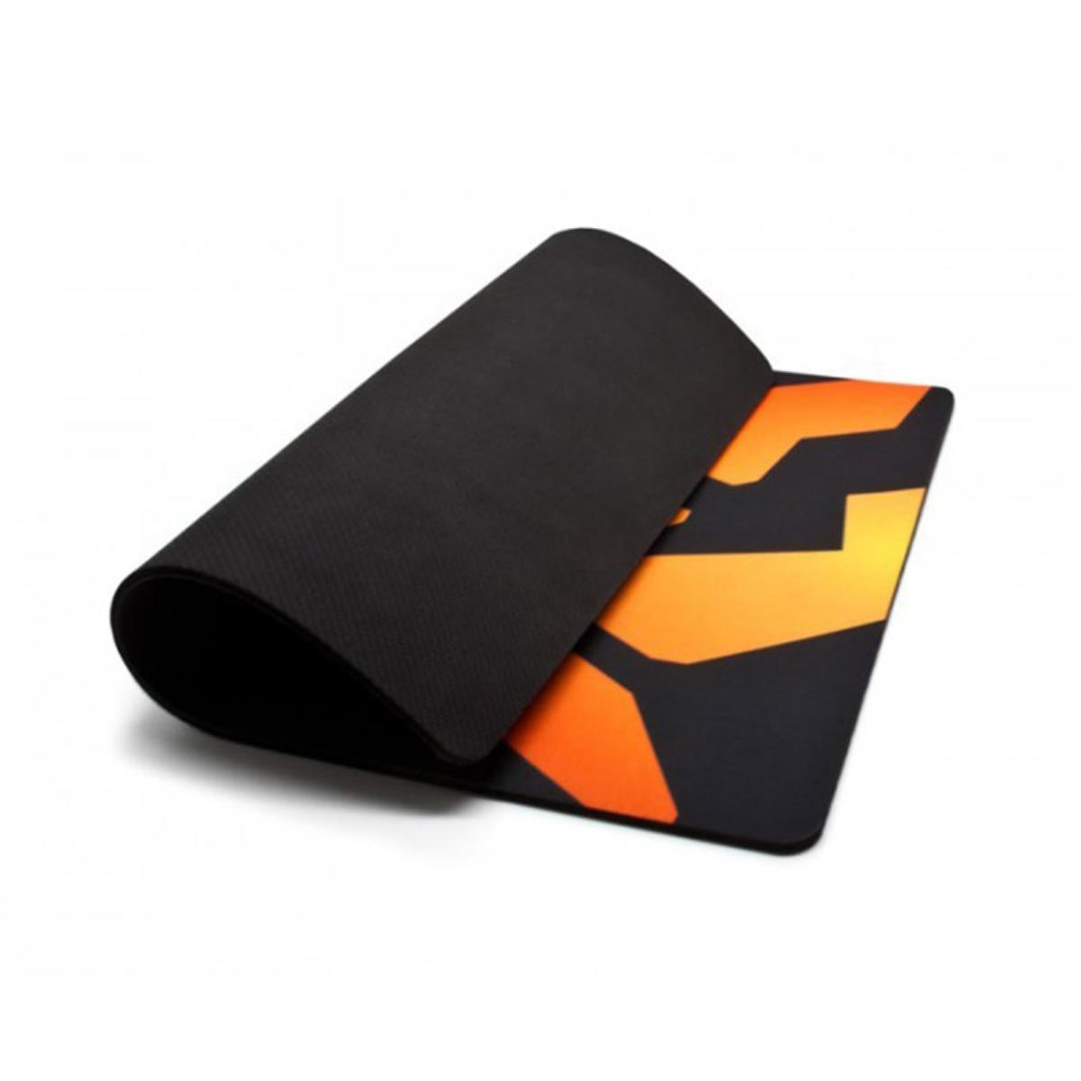Alfombrilla de ratón con patrón geométrico naranja y negro. Está enrollada. La parte inferior es negra.