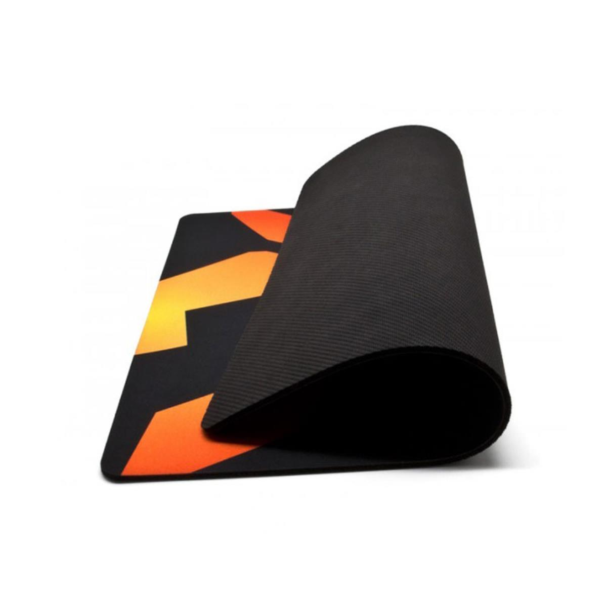 Una alfombrilla de ratón negra con diseño naranja y amarillo. La alfombrilla está parcialmente enrollada.