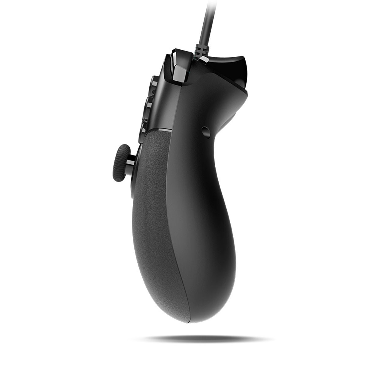 Czarny kontroler do gier, widok z boku, widoczne szczegóły boczne, z czarnym kablem.