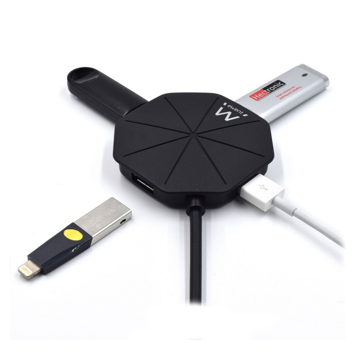Hub USB con 3 unità USB. L'hub è nero con un cavo USB bianco collegato.