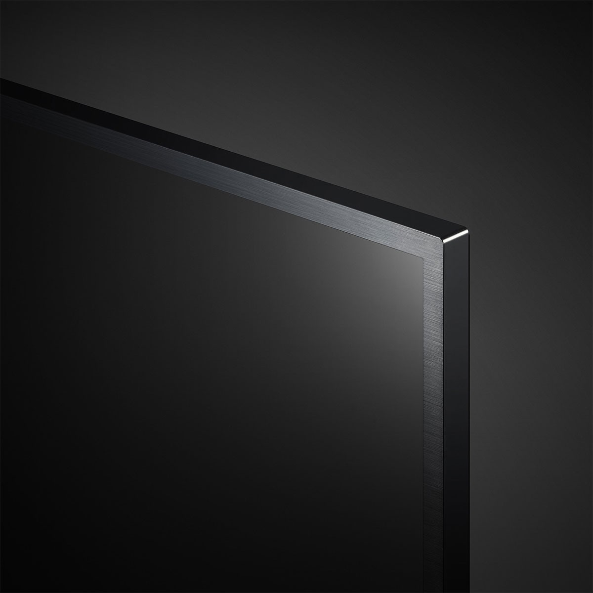 Zbliżenie czarnego ekranu telewizora. Ekran jest wyłączony i ma czarną ramkę.