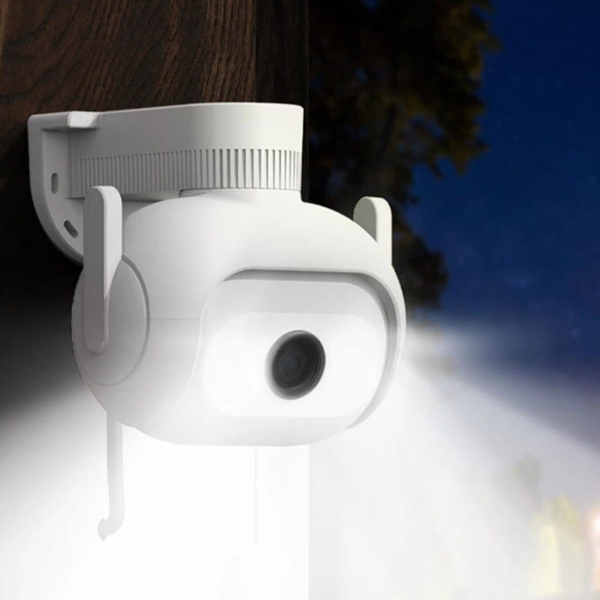Biała kamera bezpieczeństwa zamontowana na ścianie, z reflektorem i ciemnym tłem.
