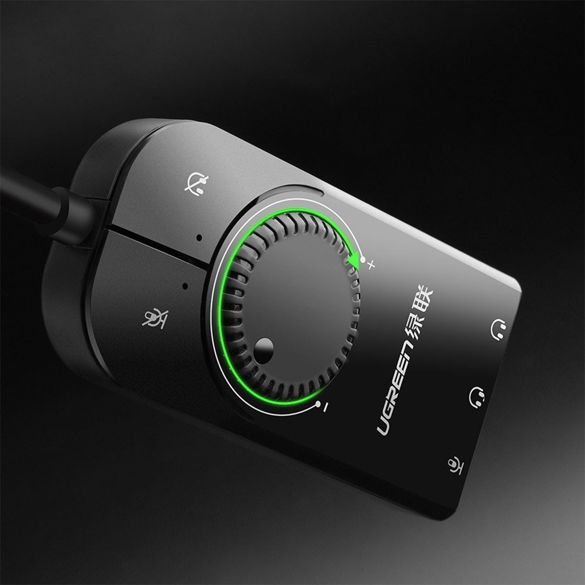 Schwarzes Audio-Interface mit Lautstärkeregler und Knöpfen, UGREEN-Logo, grüner Leuchtring.
