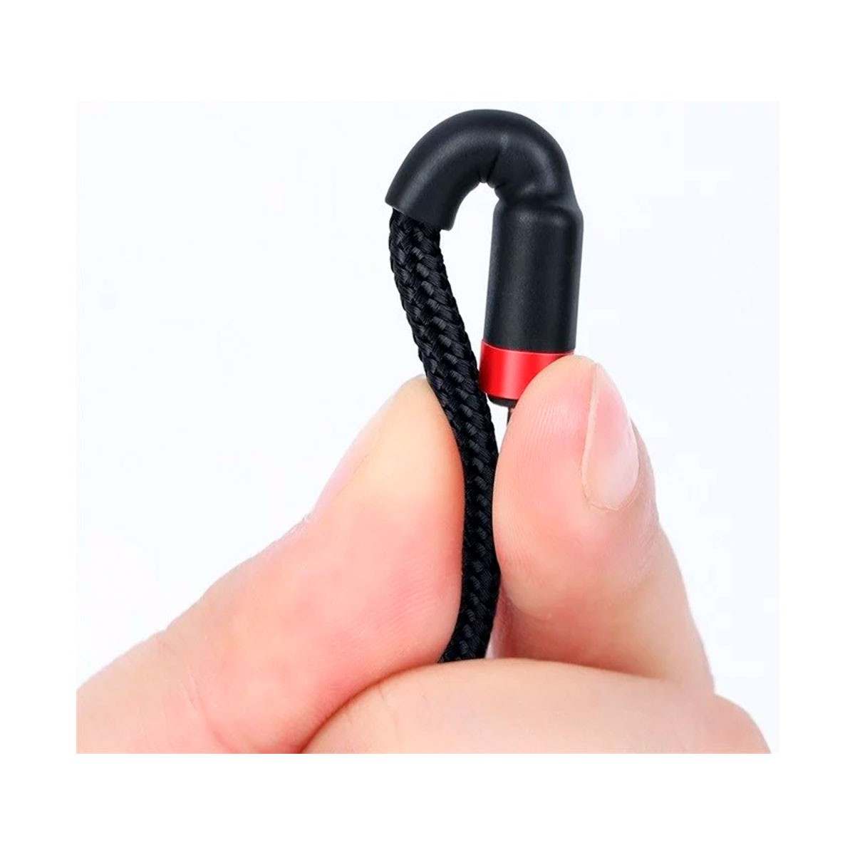 Dłoń trzyma czarno-czerwony kabel. Kabel jest pętlą. Białe tło.