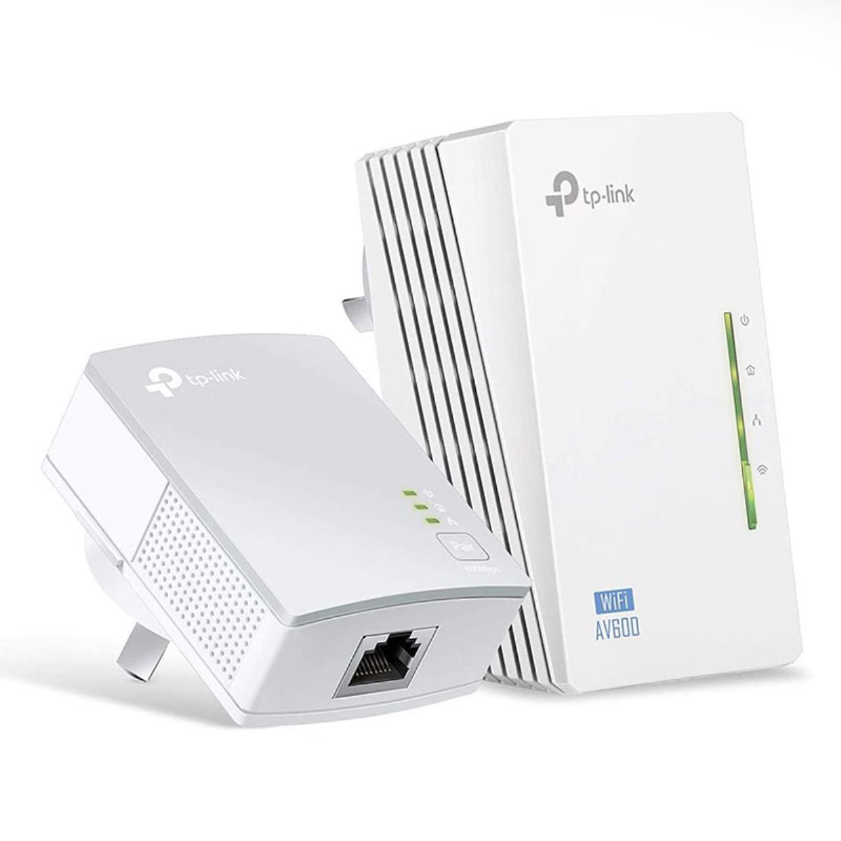 Due extender wifi TP-Link bianchi, uno collegato, su sfondo bianco.