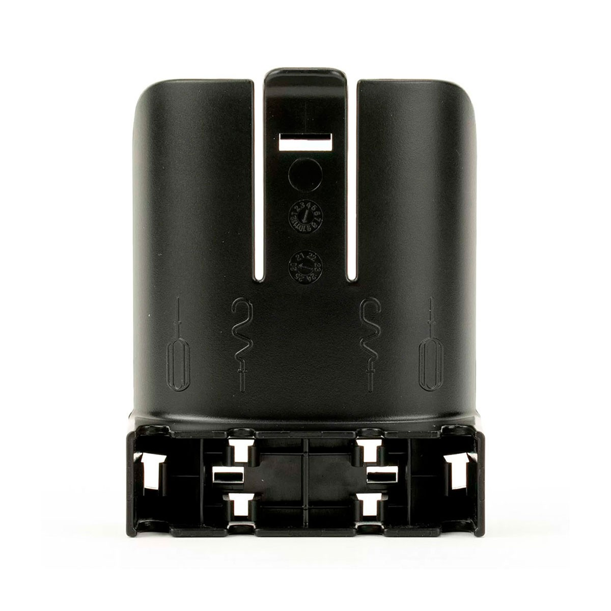 Czarny plastikowy uchwyt na baterie z otworami i oznaczeniami, na białym tle.