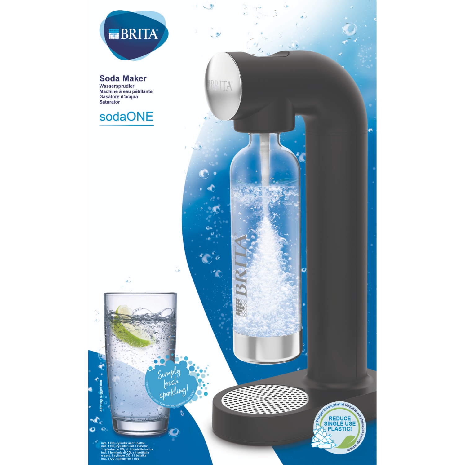 Ein Sodabereiter mit einer Flasche, einem Glas mit Limette und Wasserblasen. Der Hintergrund ist weiß.