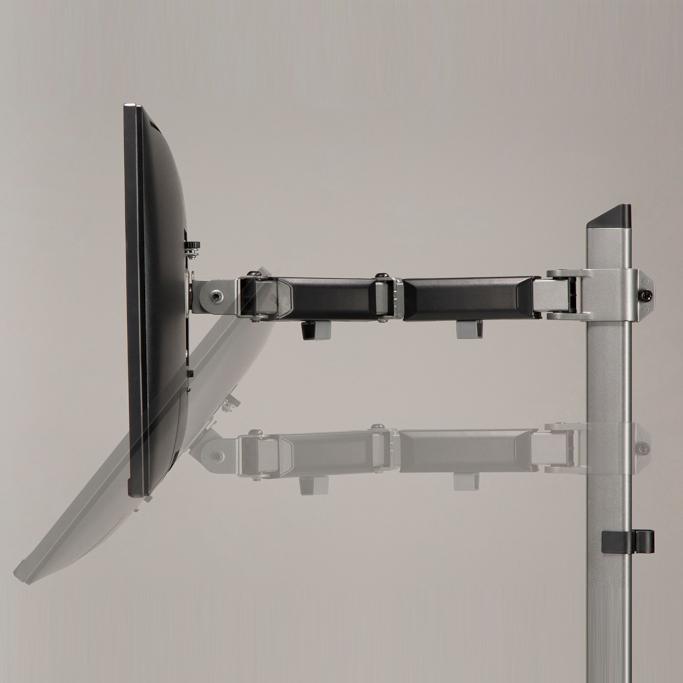 Ein Computermonitor, der an einem verstellbaren Arm montiert ist. Der Bildschirm ist leicht abgewinkelt.