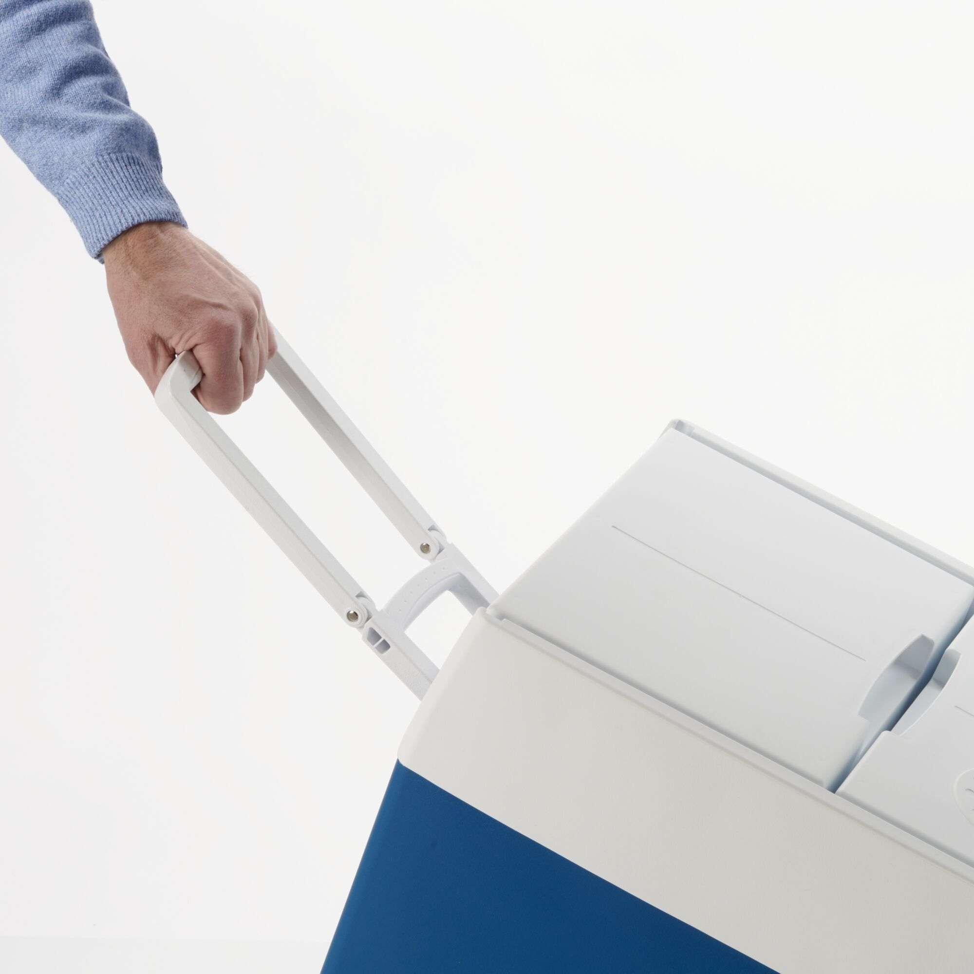Ręka trzymająca biały uchwyt niebiesko-białej chłodziarki na białym tle.