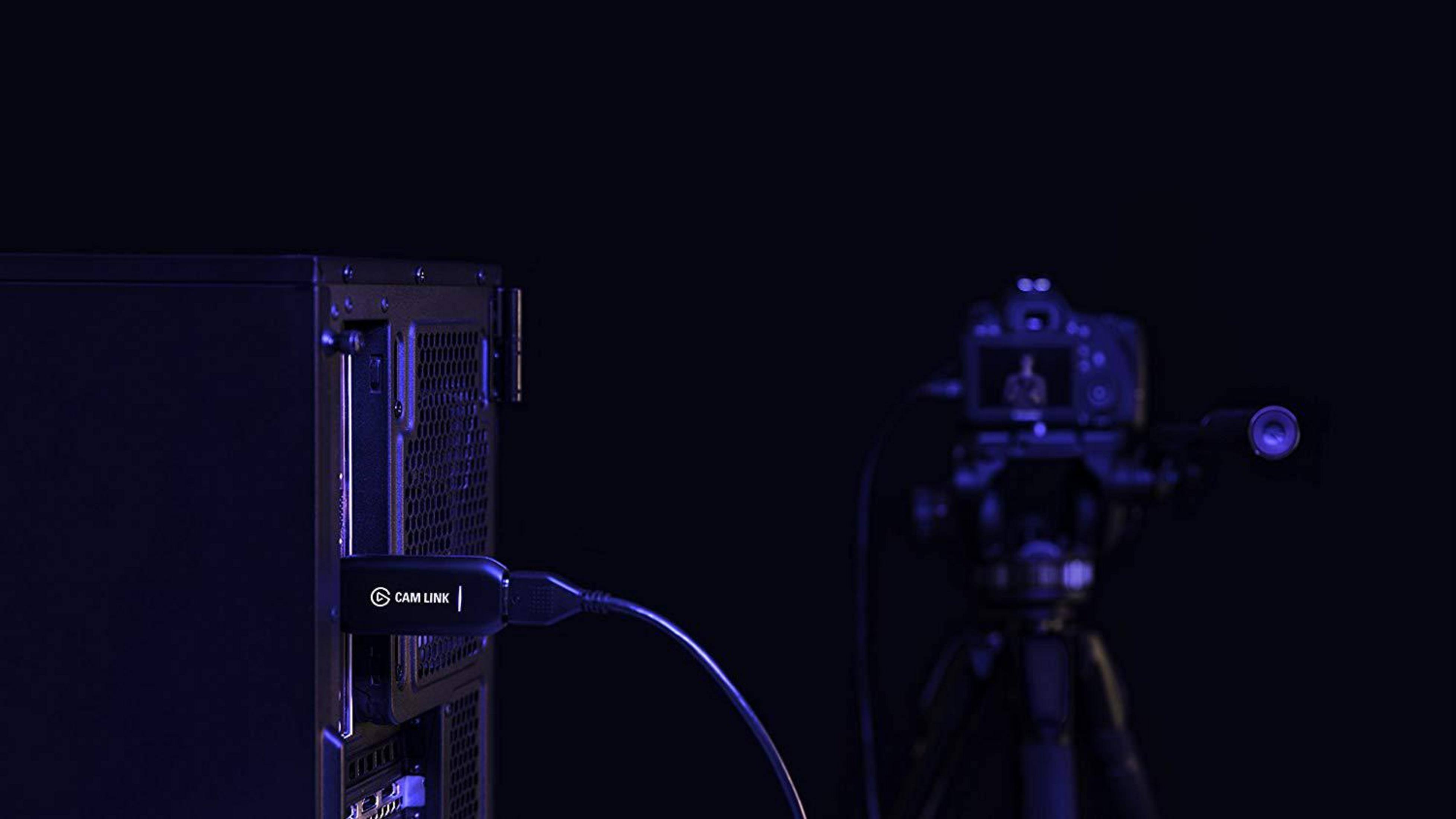 Wieża komputera z podłączonym kablem CAM LINK, z kamerą na statywie.