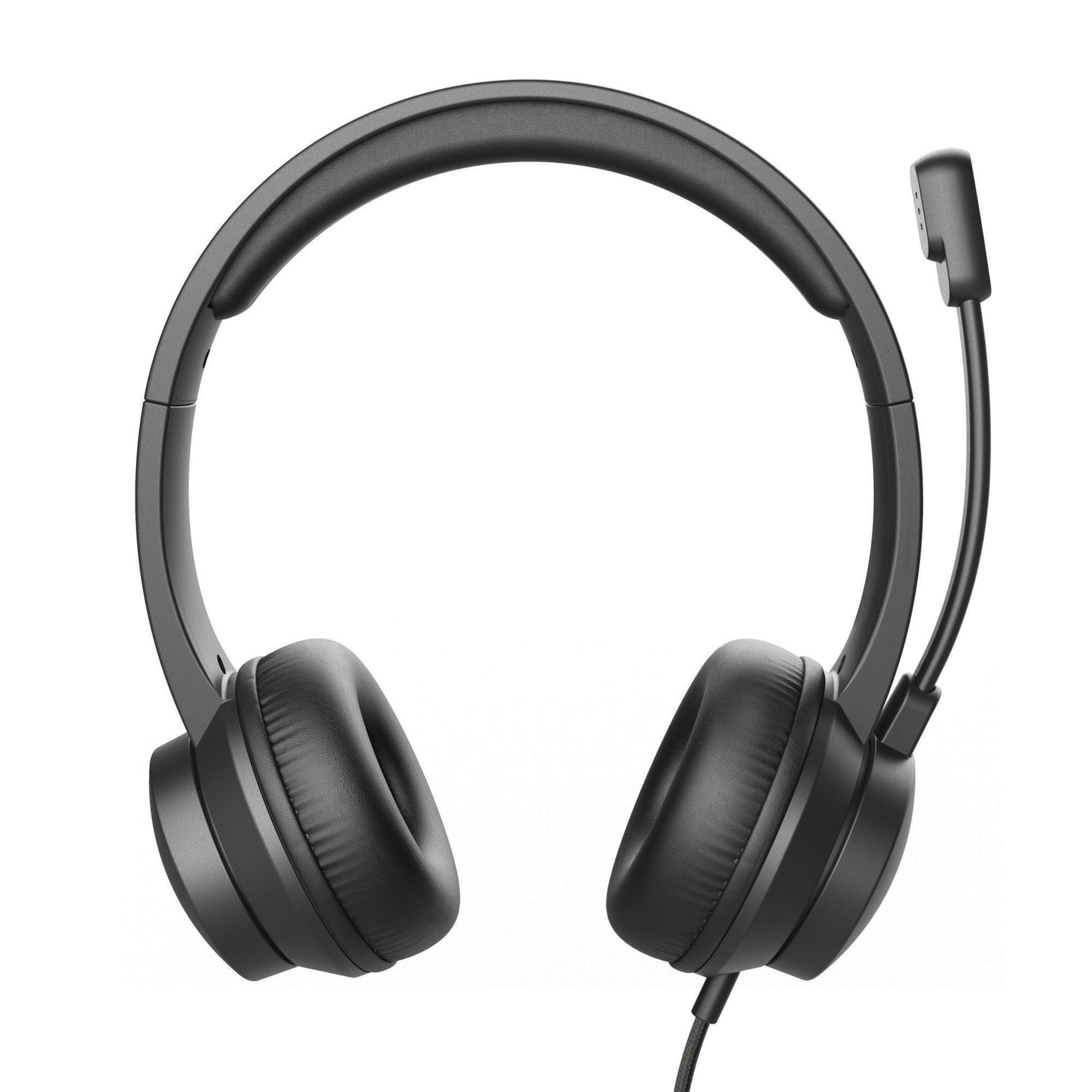 Auriculares negros con micrófono. Los auriculares están frente a un fondo blanco.
