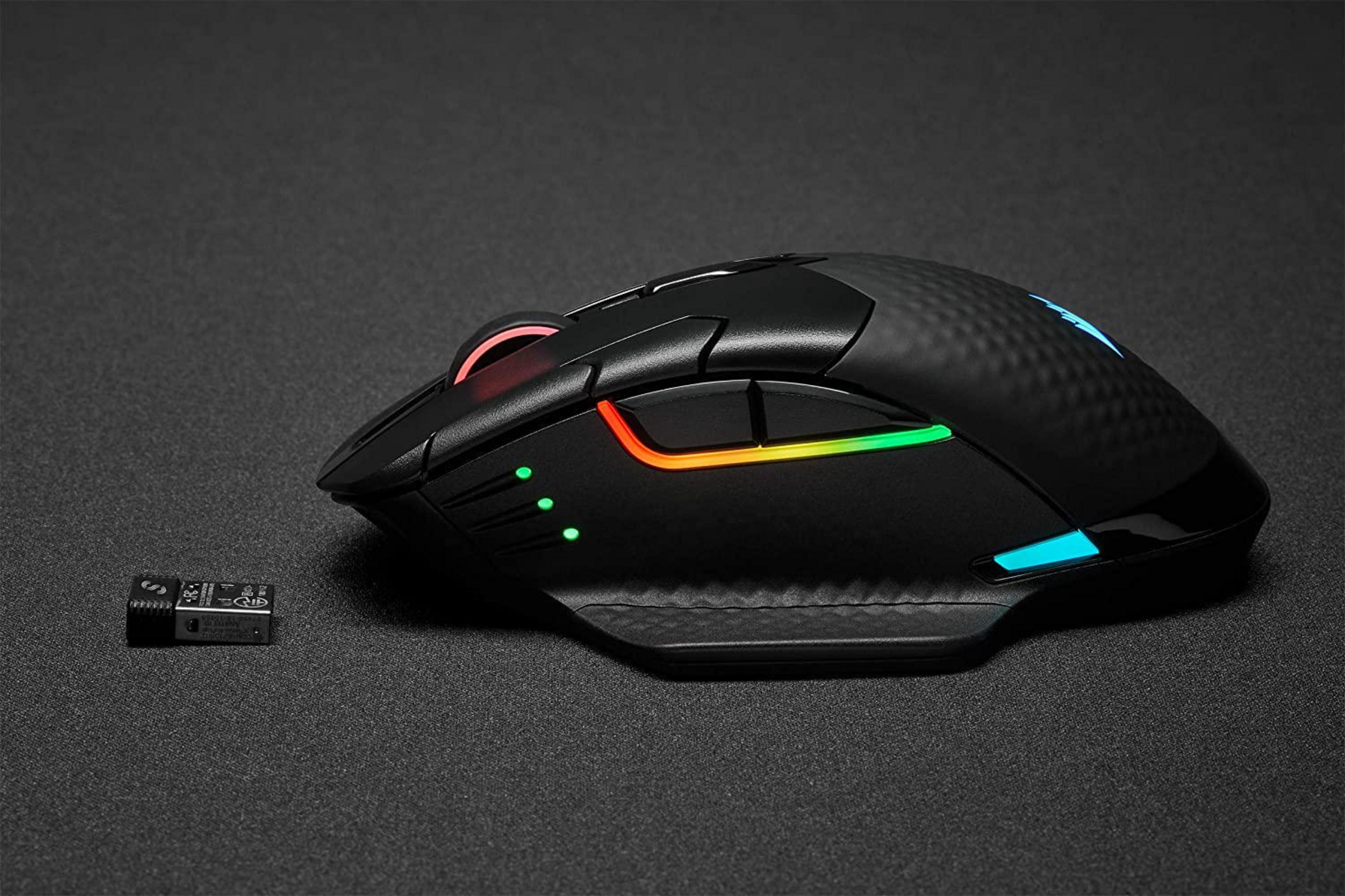 Czarna mysz do gier ze światłami RGB i małym odbiornikiem USB.