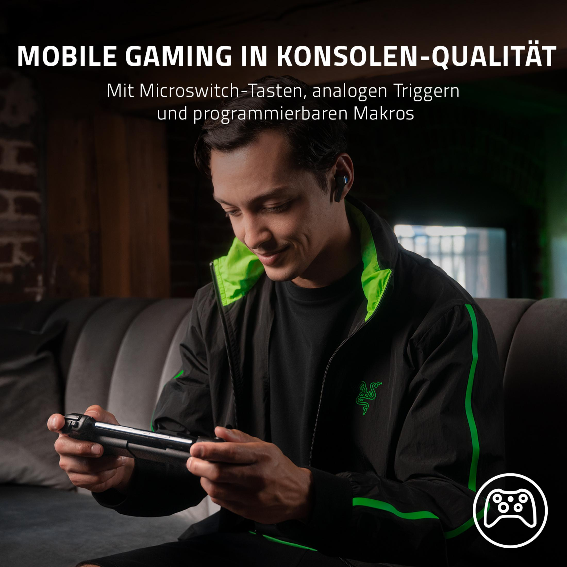 Mężczyzna gra w grę za pomocą kontrolera. Tekst mówi: Mobilne granie w jakości konsoli. Logo Razer jest widoczne.