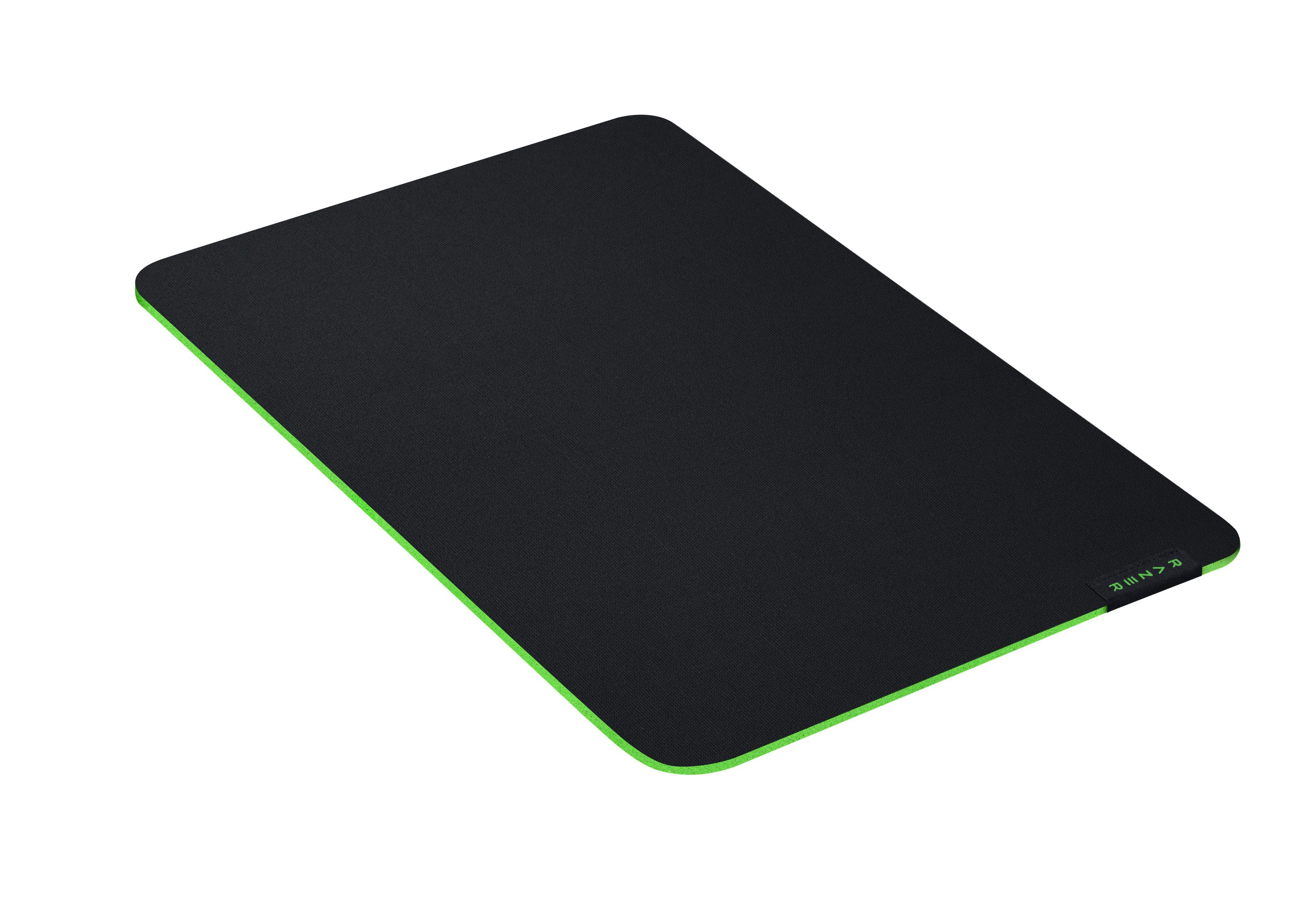 Alfombrilla de ratón negra con borde verde. La alfombrilla es rectangular y está plana sobre una superficie blanca.