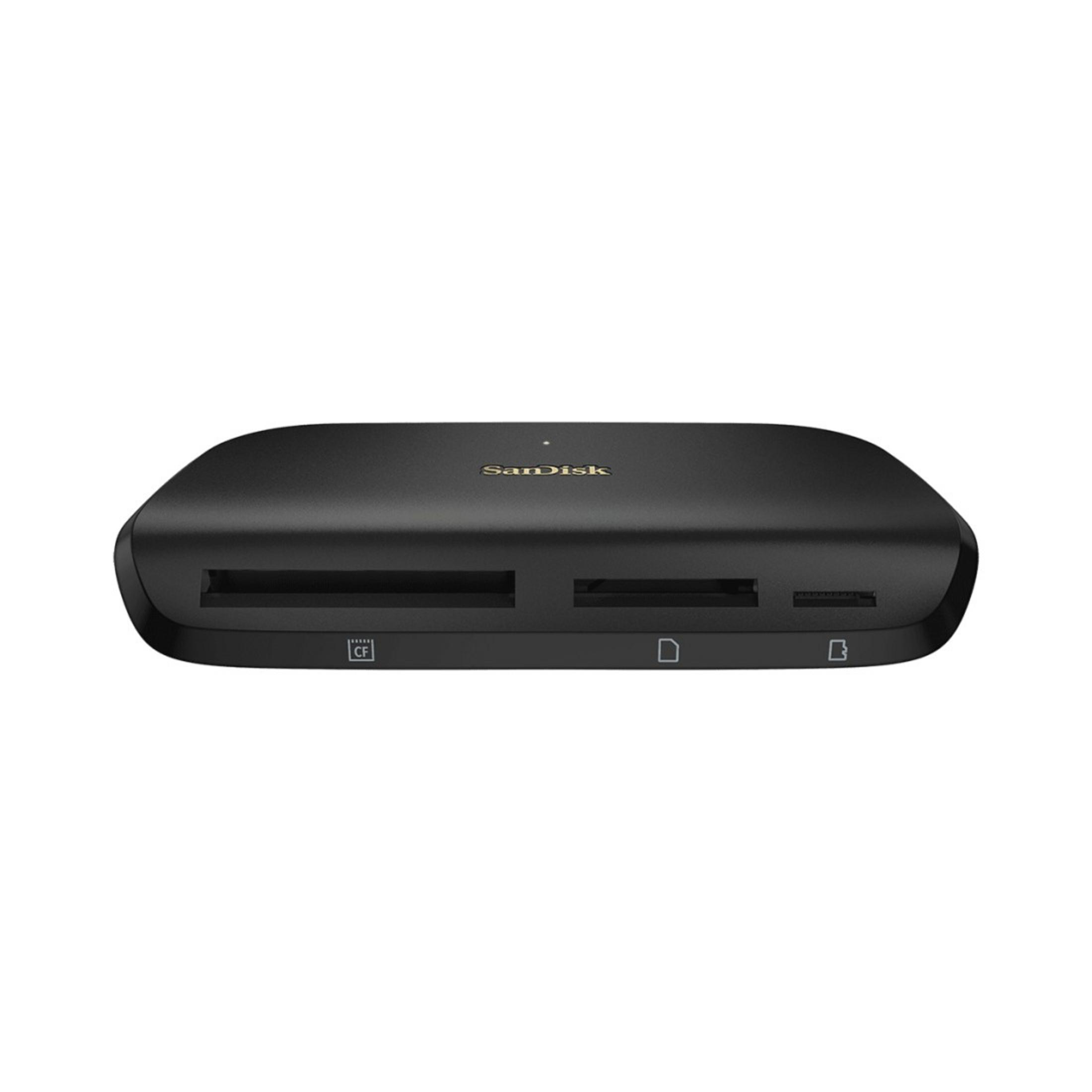 Schwarzes Sandisk-Kartenlesegerät. Hat Steckplätze und das Sandisk-Logo. Weißer Hintergrund.
