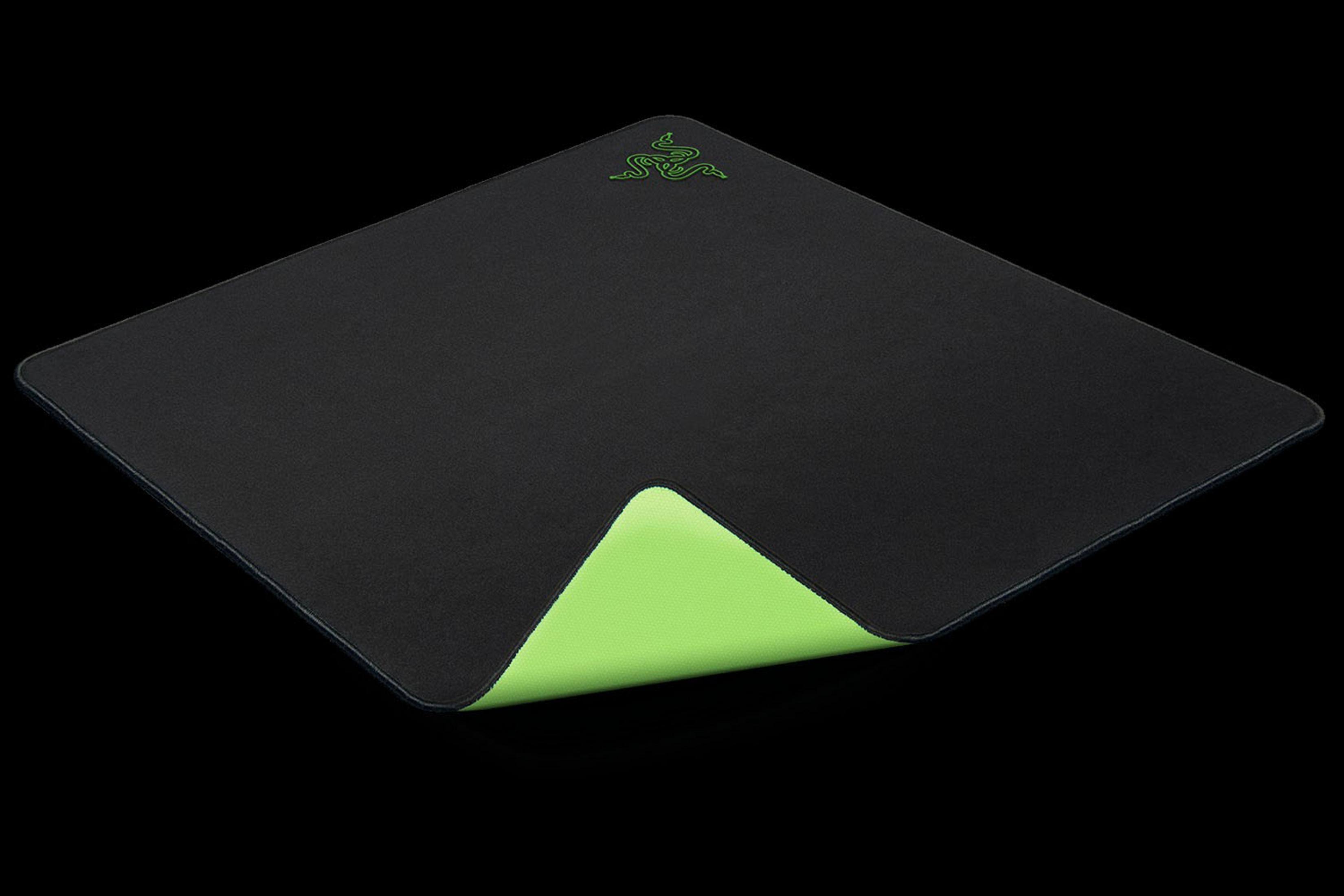 Czarna i zielona podkładka pod mysz Razer. Czarne krawędzie i zielony spód. Widoczne logo Razer.