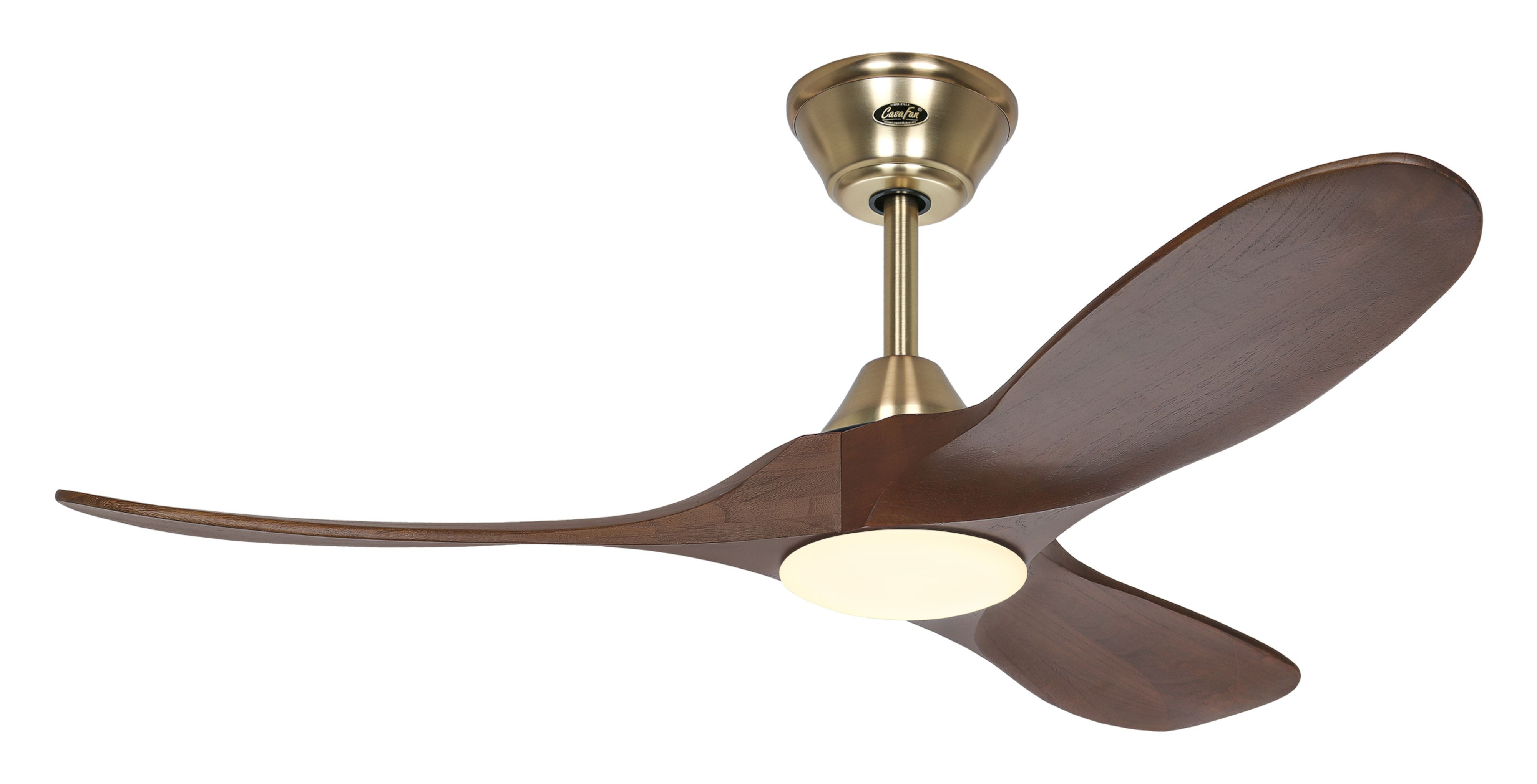 Ventilatore a soffitto con tre pale in legno, alloggiamento motore in ottone e luce centrale.