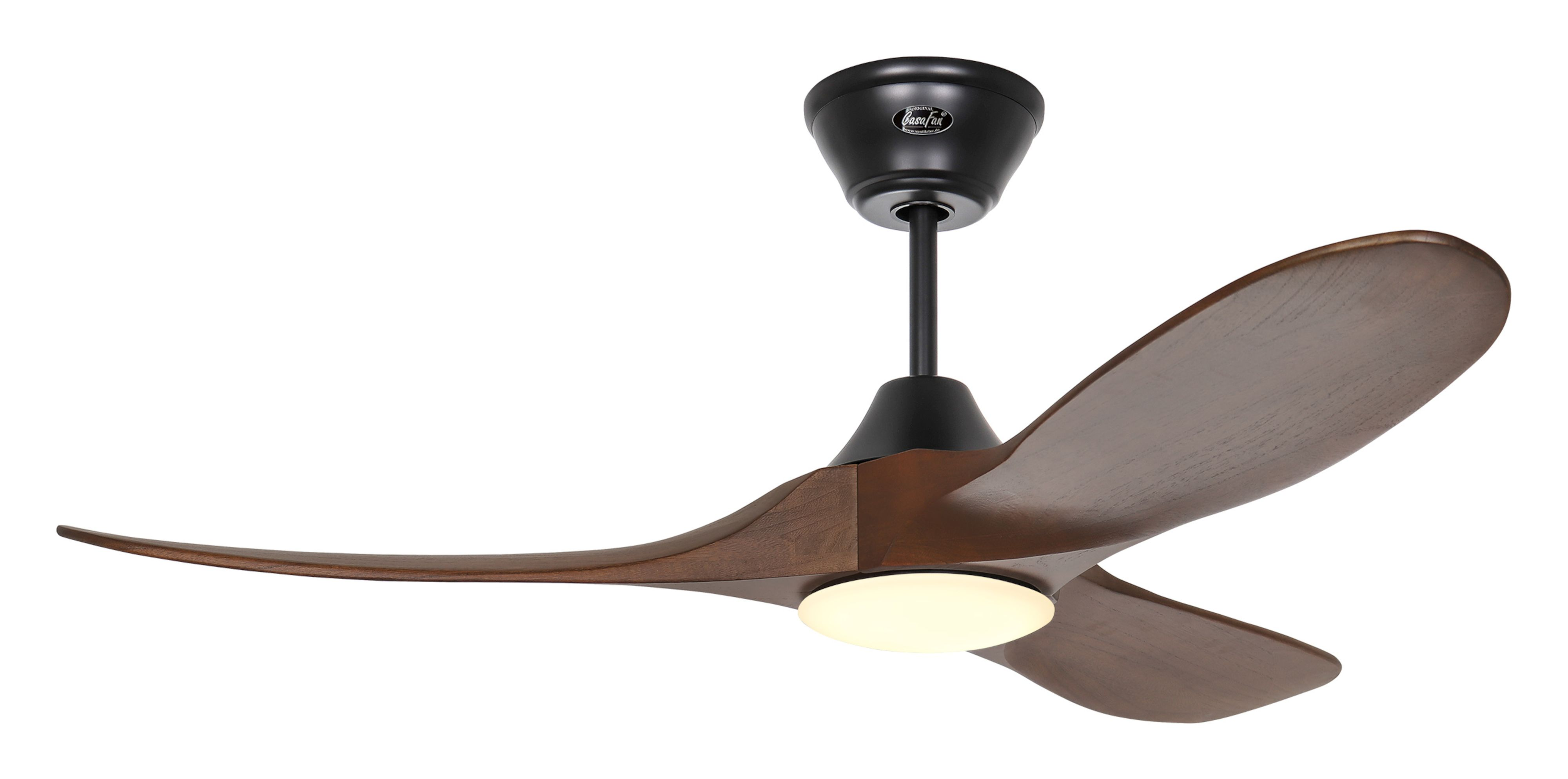 Ventilatore da soffitto con tre pale in legno marrone e alloggiamento motore nero, illuminato da una luce centrale.