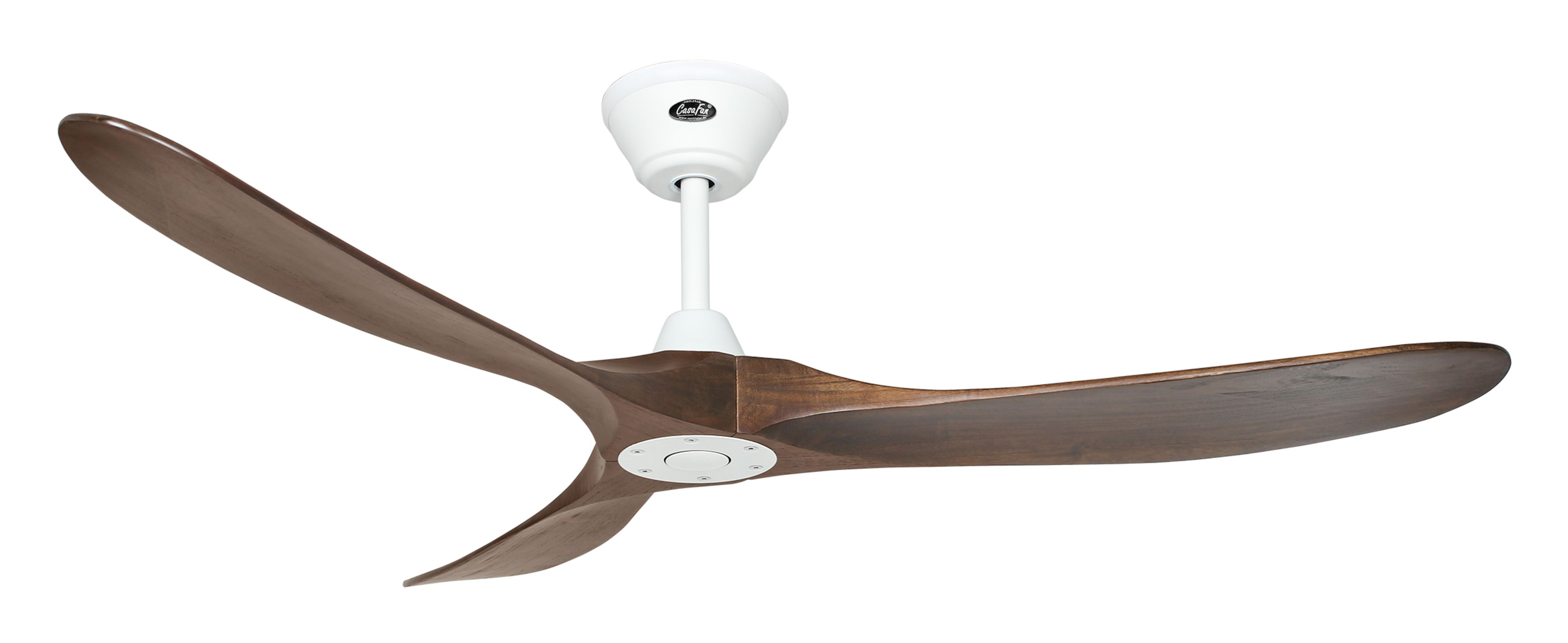 Ventilatore da soffitto con tre pale in legno. Alloggiamento motore bianco. Montaggio a soffitto bianco.