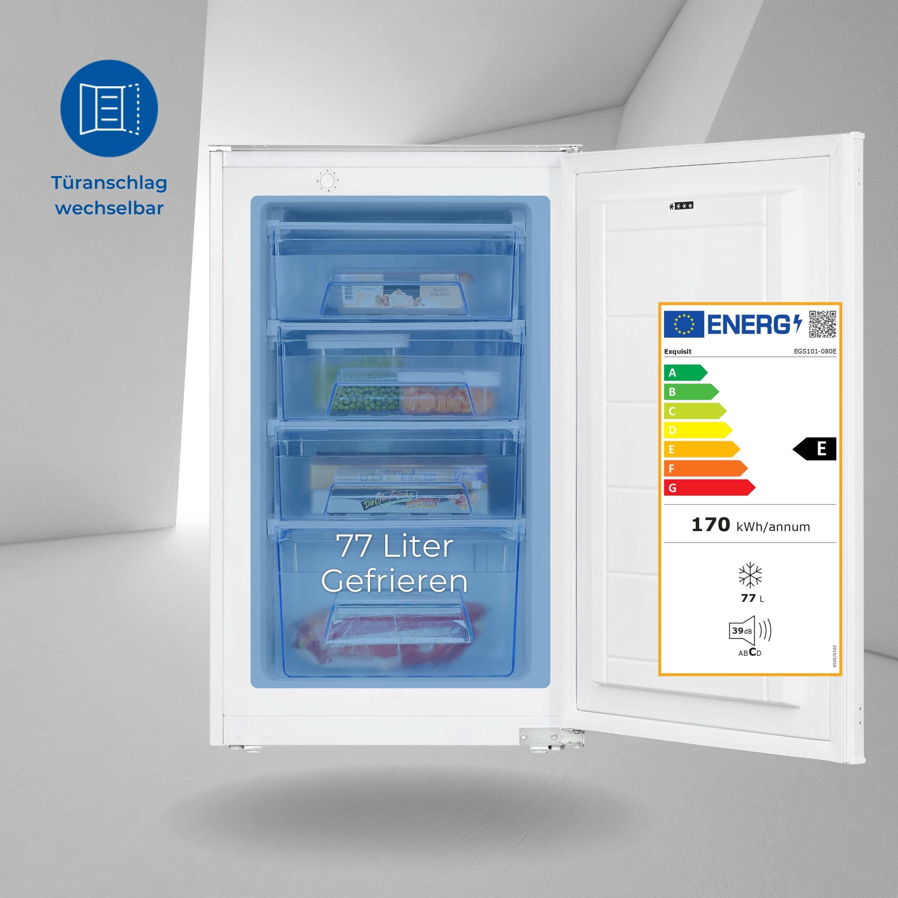 Weißer Gefrierschrank mit offener Tür, vier blaue Schubladen. Energielabel rechts.