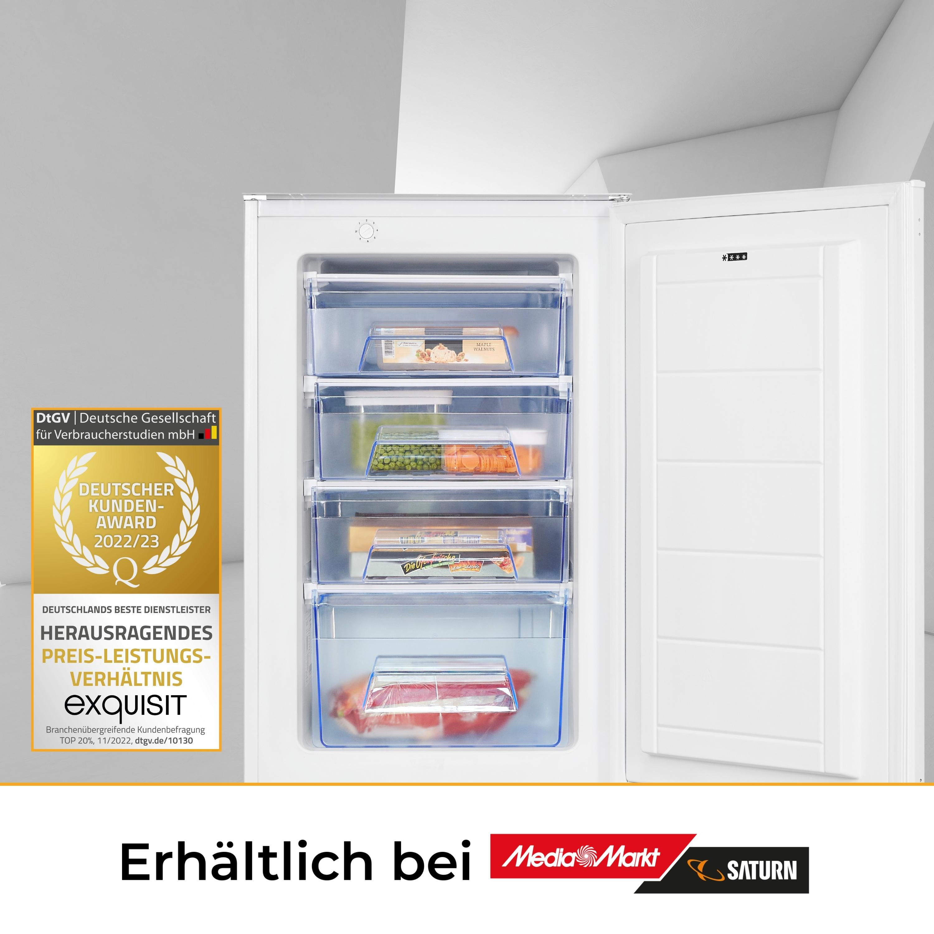 Weißer Kühlschrank mit offener Tür, die Schubladen mit Lebensmitteln und Auszeichnungslogo zeigt.