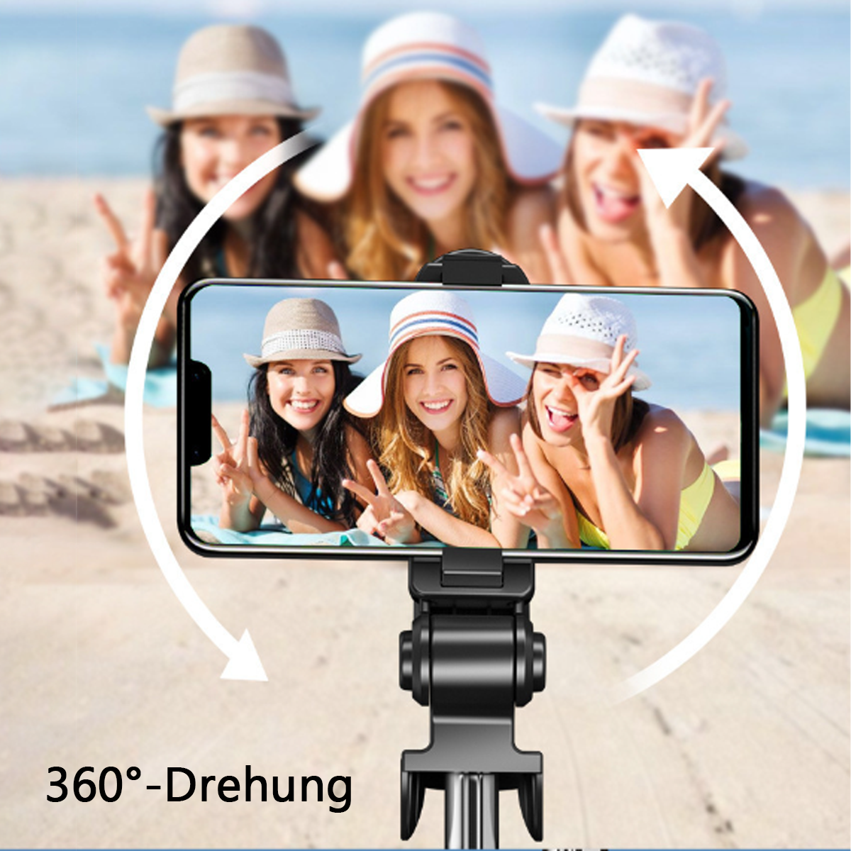 Ein Telefon auf einem Selfie-Stick, das drei lächelnde Frauen zeigt, Strandhintergrund. Pfeile zeigen 360° Drehung.